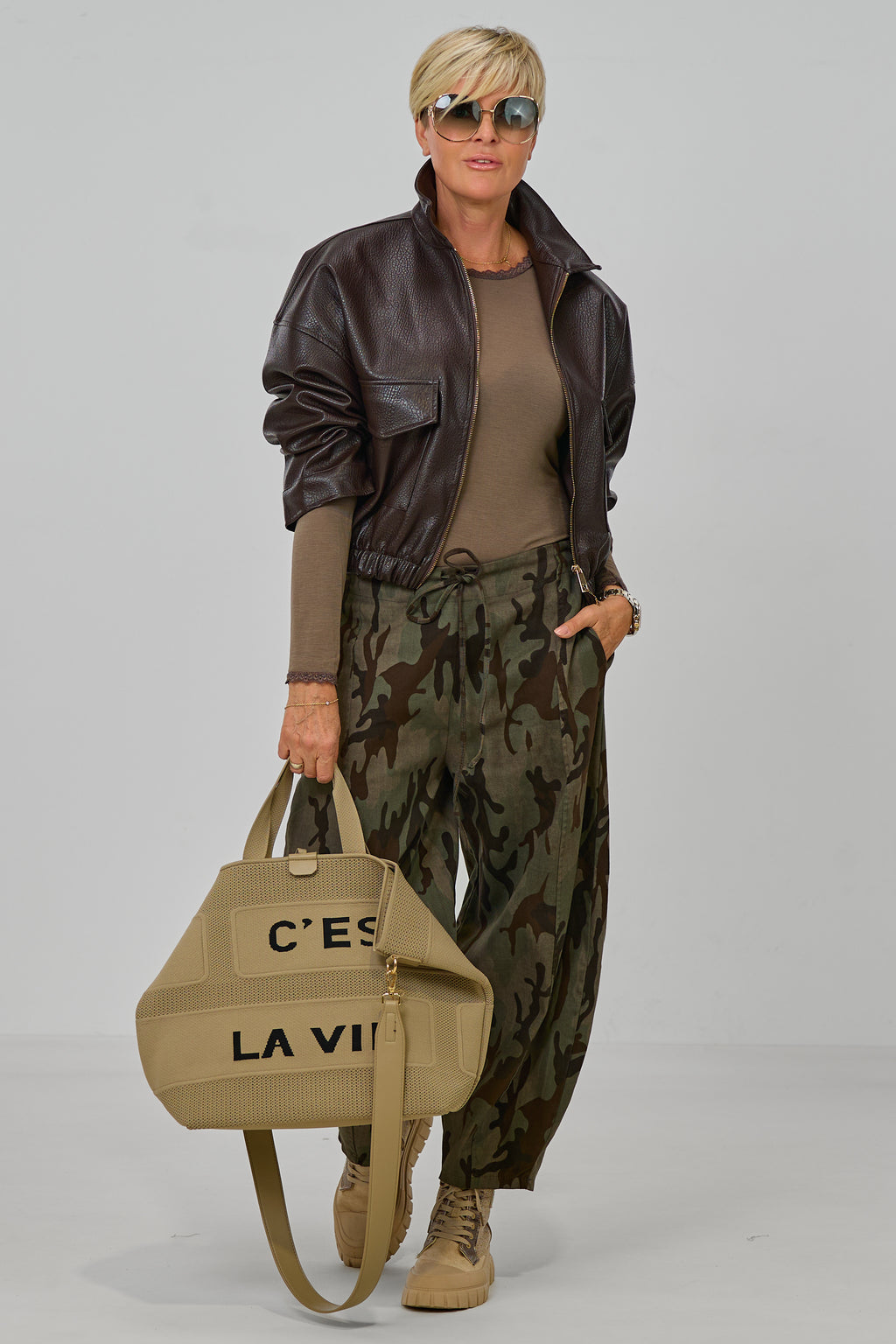 leichte Barrel Jeans Camouflage, khaki-braun