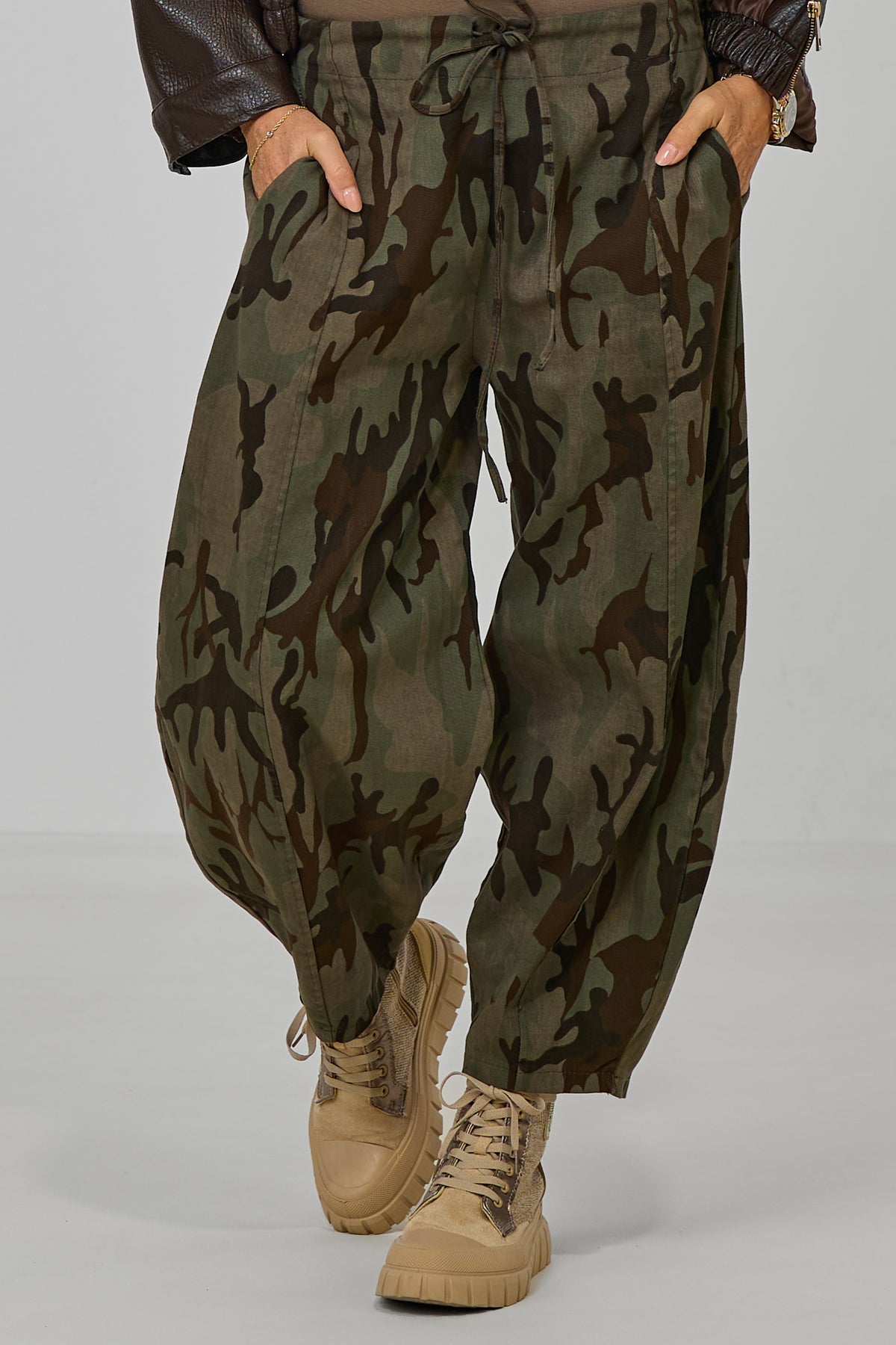 leichte Barrel Jeans Camouflage, khaki-braun