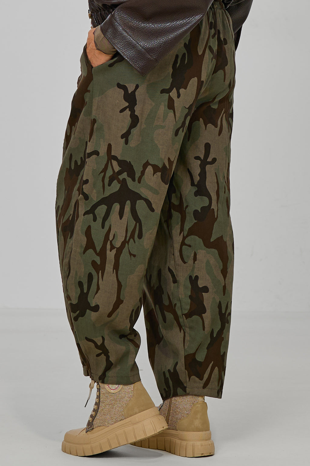 leichte Barrel Jeans Camouflage, khaki-braun