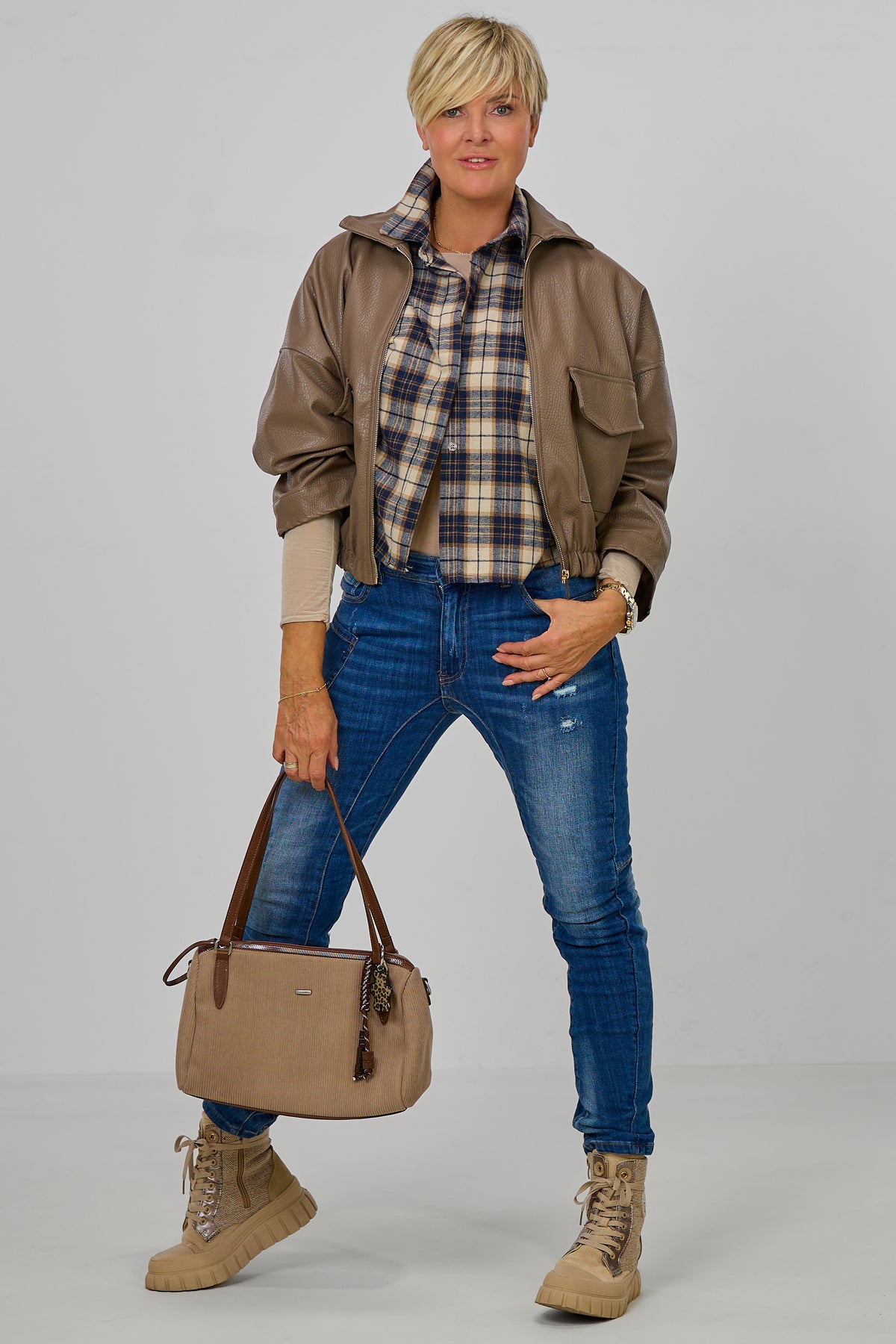 Kurze Hemdbluse im Karomuster, blau-beige