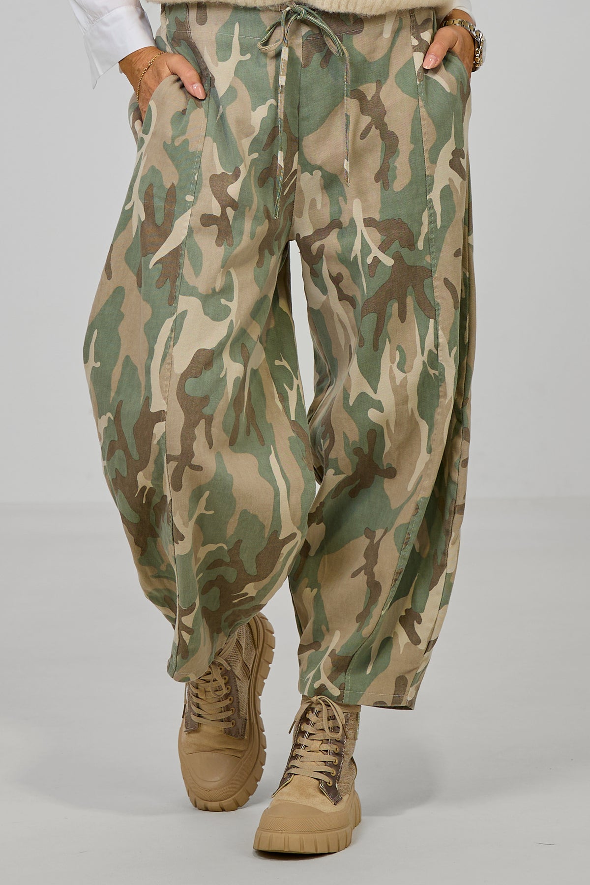 leichte Barrel Jeans Camouflage, khaki-beige