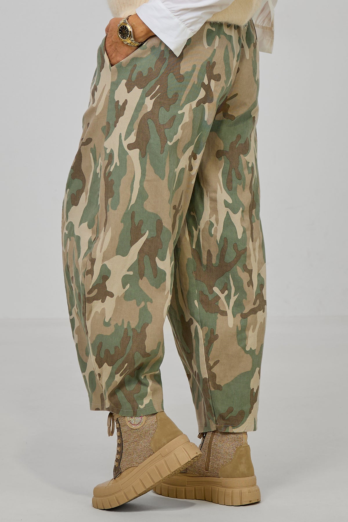 leichte Barrel Jeans Camouflage, khaki-beige