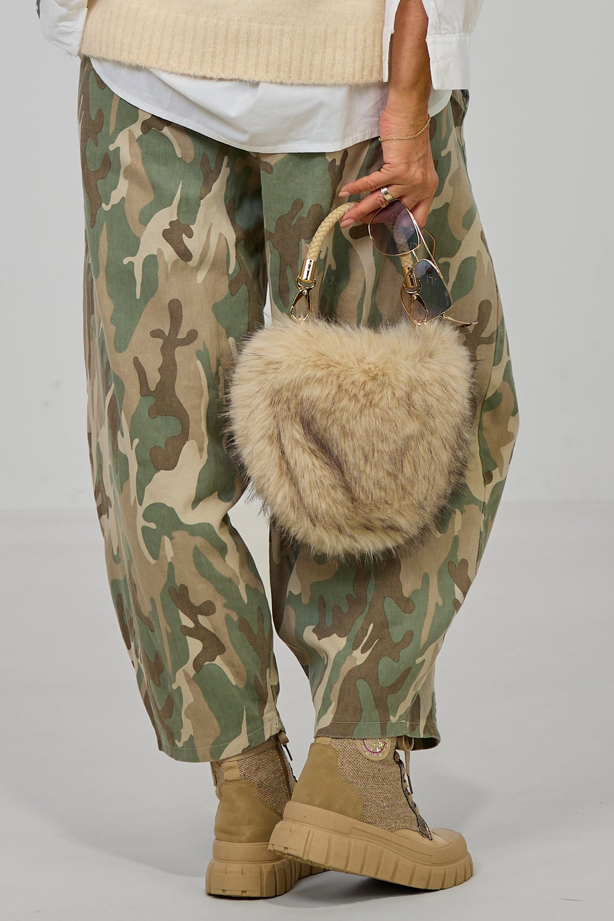 leichte Barrel Jeans Camouflage, khaki-beige