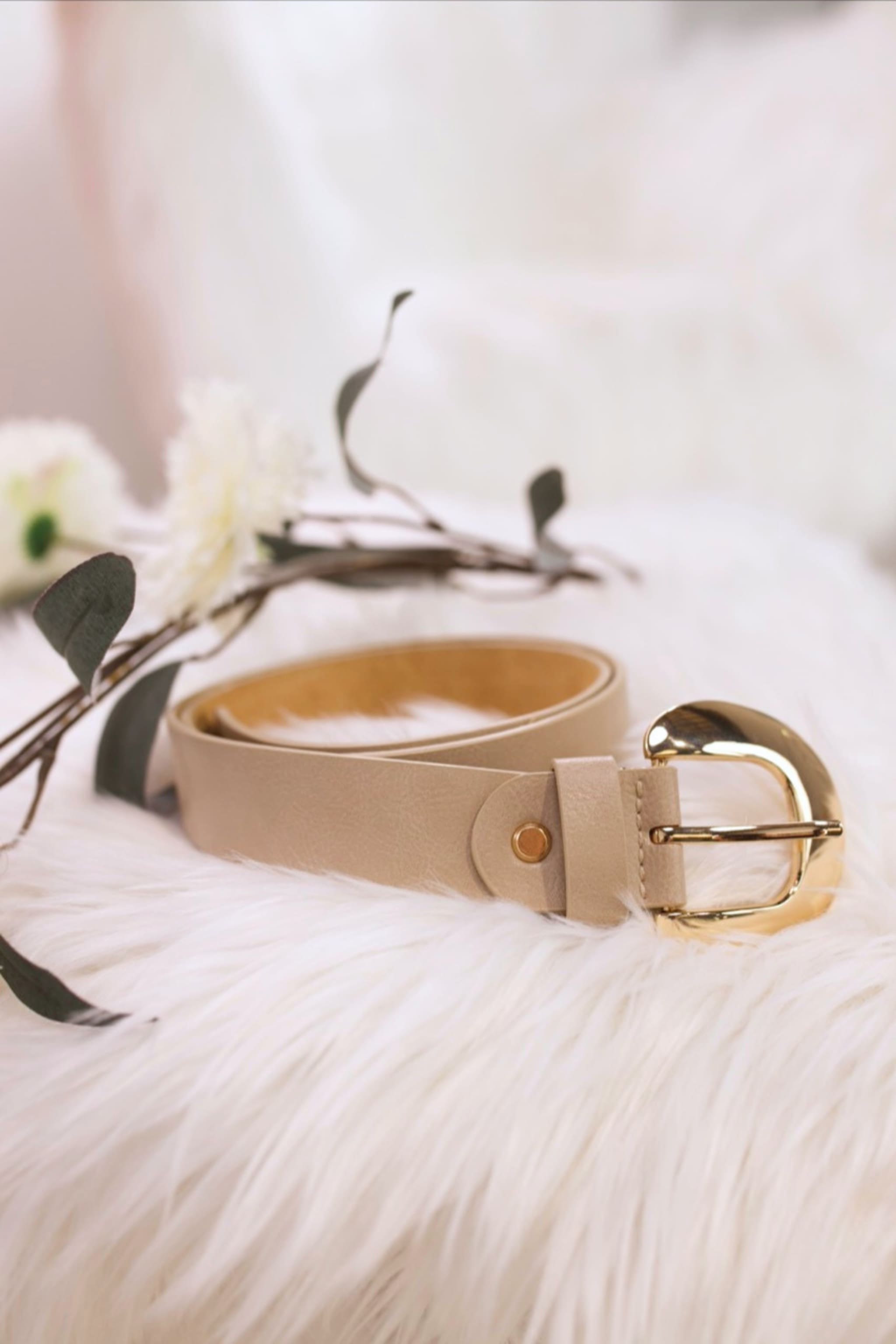 Gürtel mit goldener Schnalle, beige