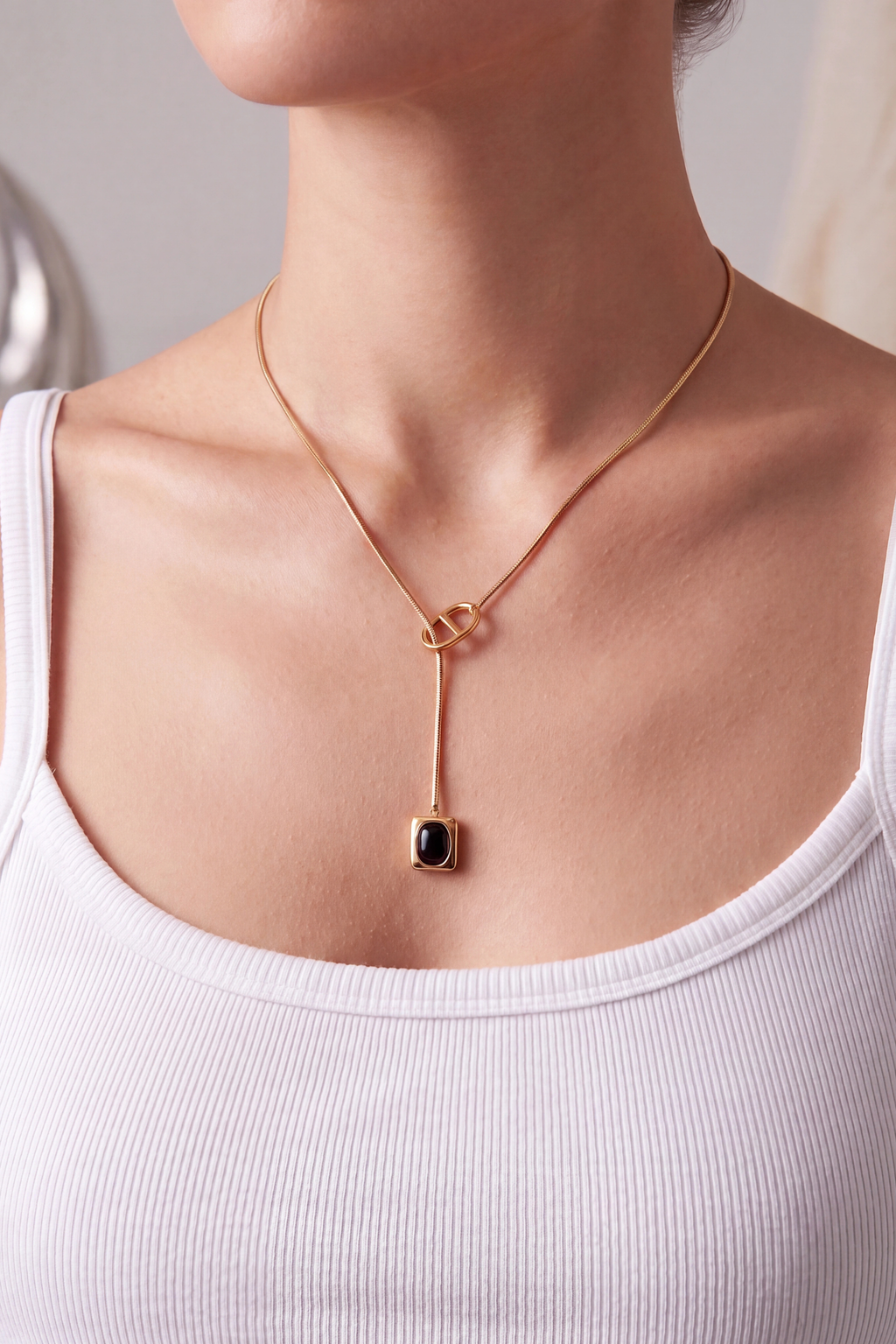 Feine Kette mit schwarzem Stein, gold-schwarz