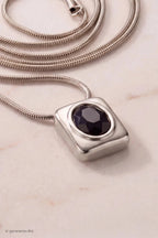 Feine Kette mit schwarzem Stein, silber-schwarz