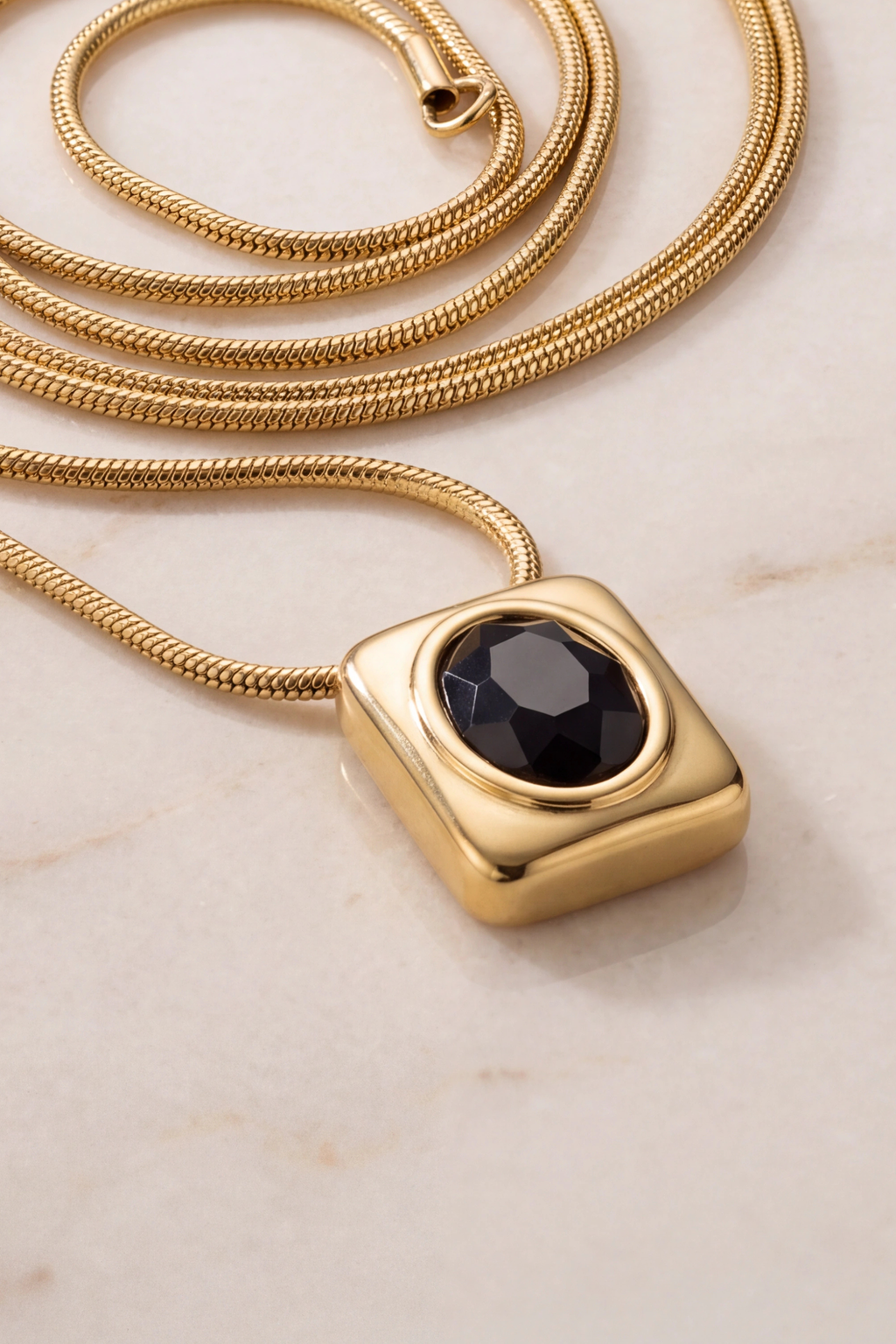 Feine Kette mit schwarzem Stein, gold-schwarz