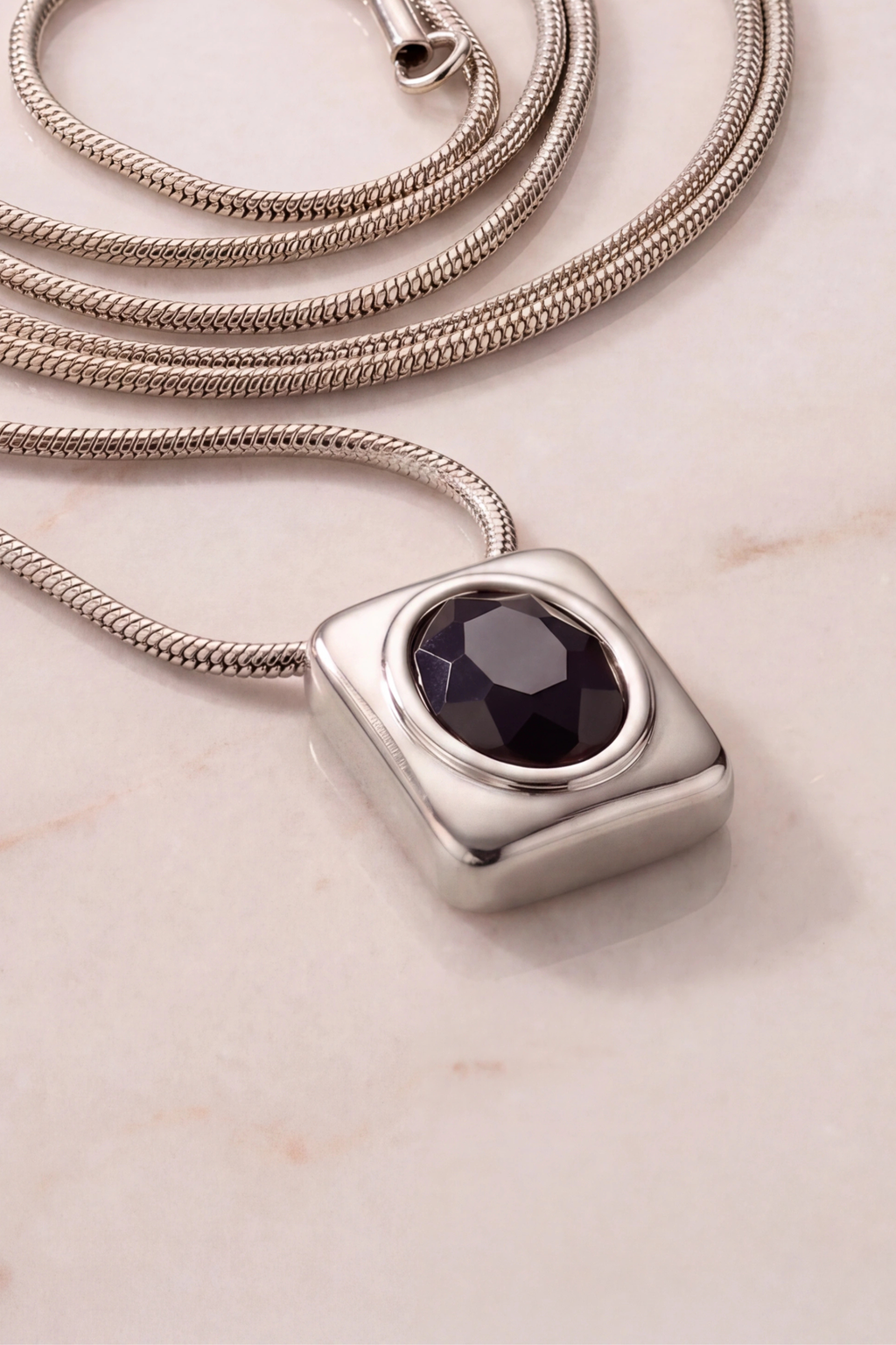 Feine Kette mit schwarzem Stein, silber-schwarz