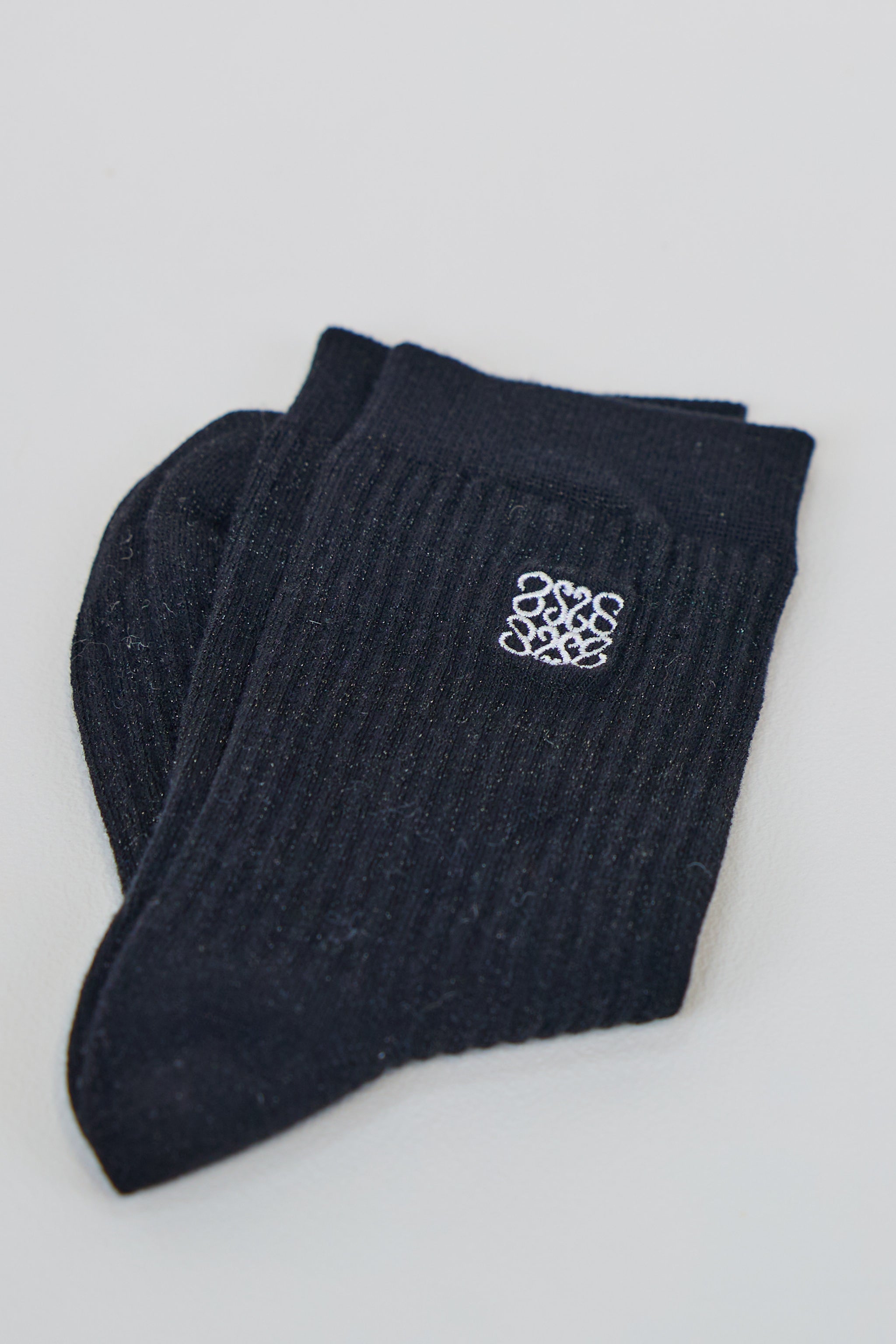 Socken mit weißem Emblem, schwarz von Trends & Lifestyle