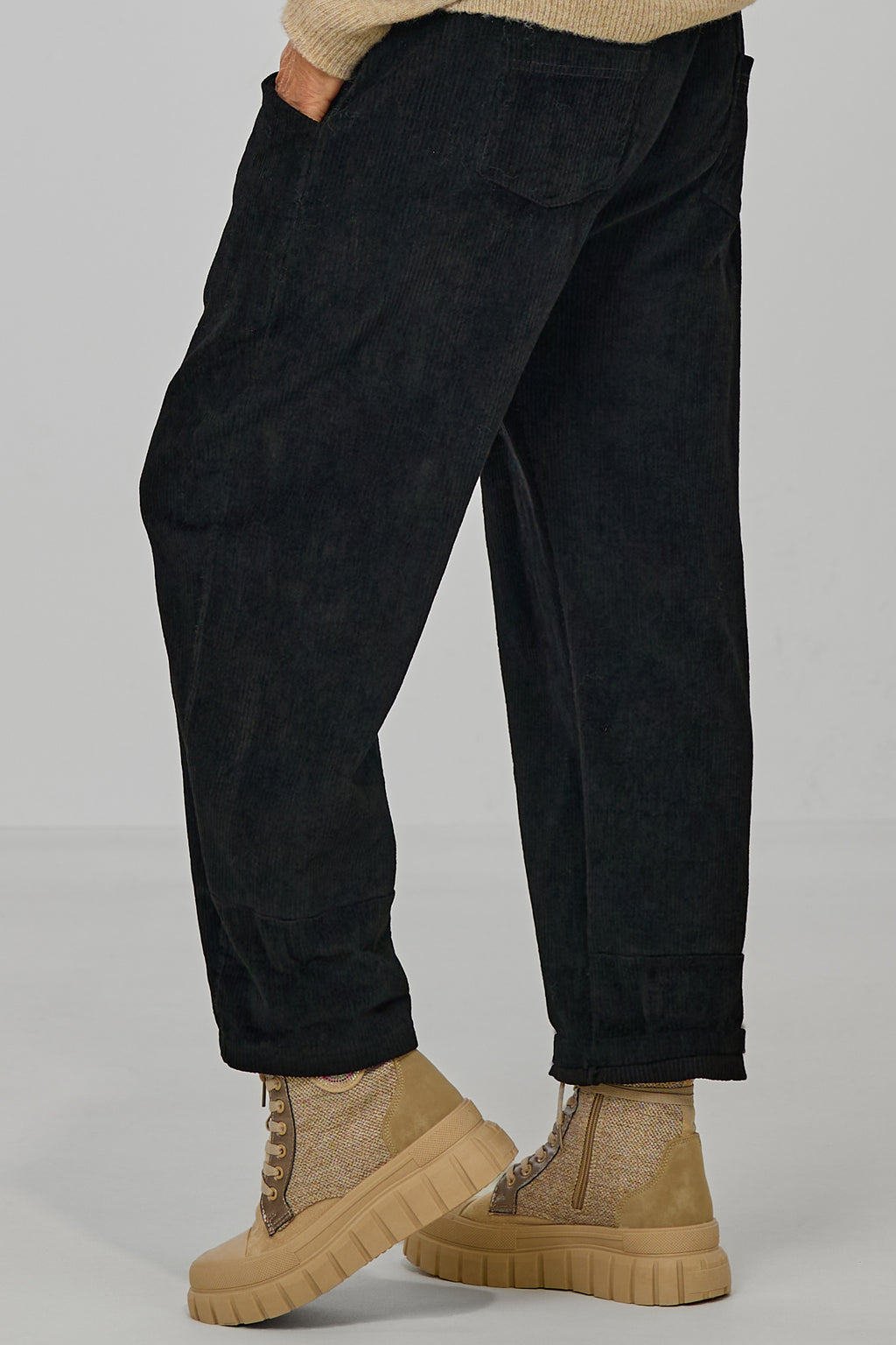 Breitcordhose mit elastischem Bund, schwarz