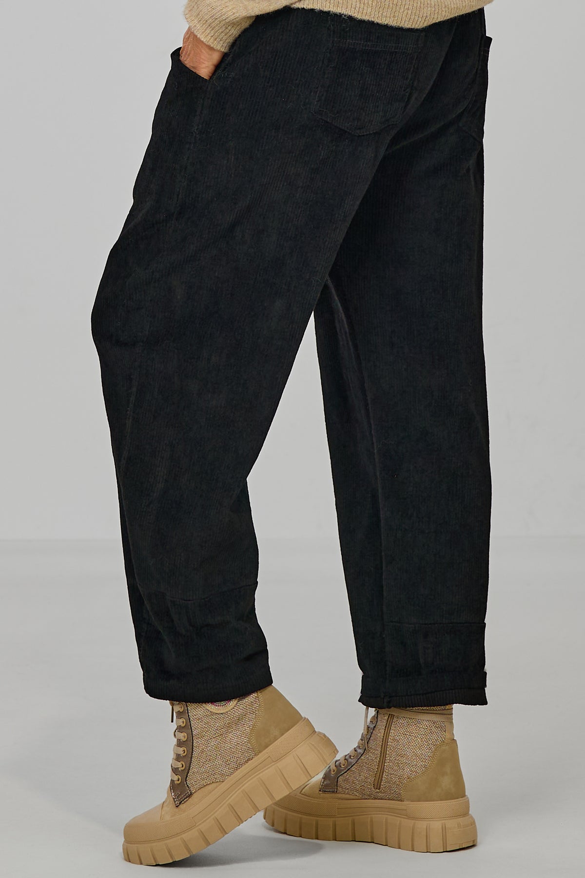 Breitcordhose mit elastischem Bund, schwarz