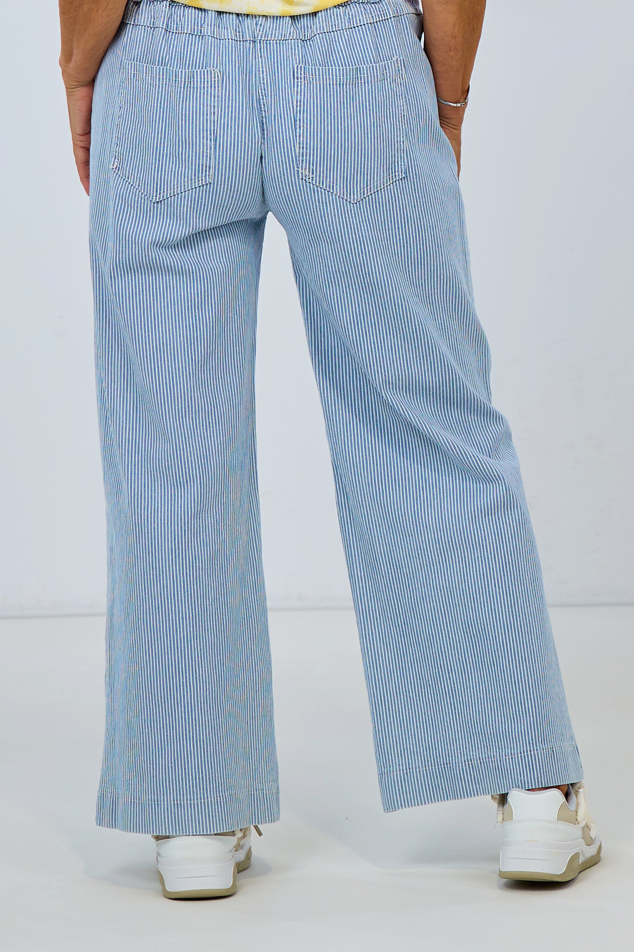 gestreifte Marlene Jeans, hellblau-weiß