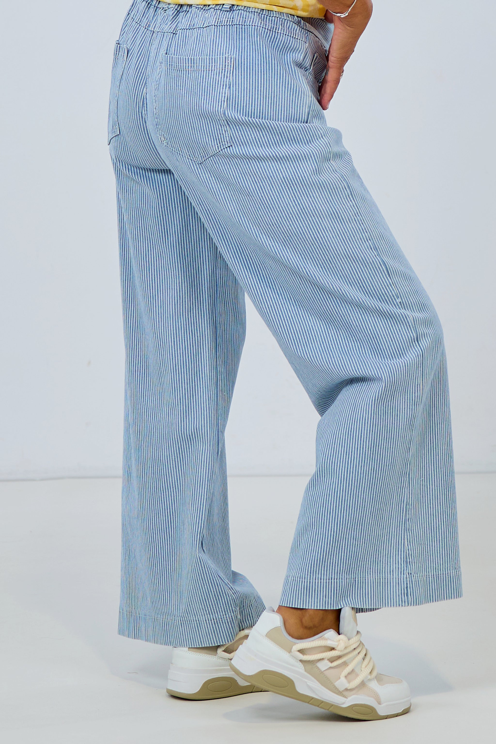 gestreifte Marlene Jeans, hellblau-weiß
