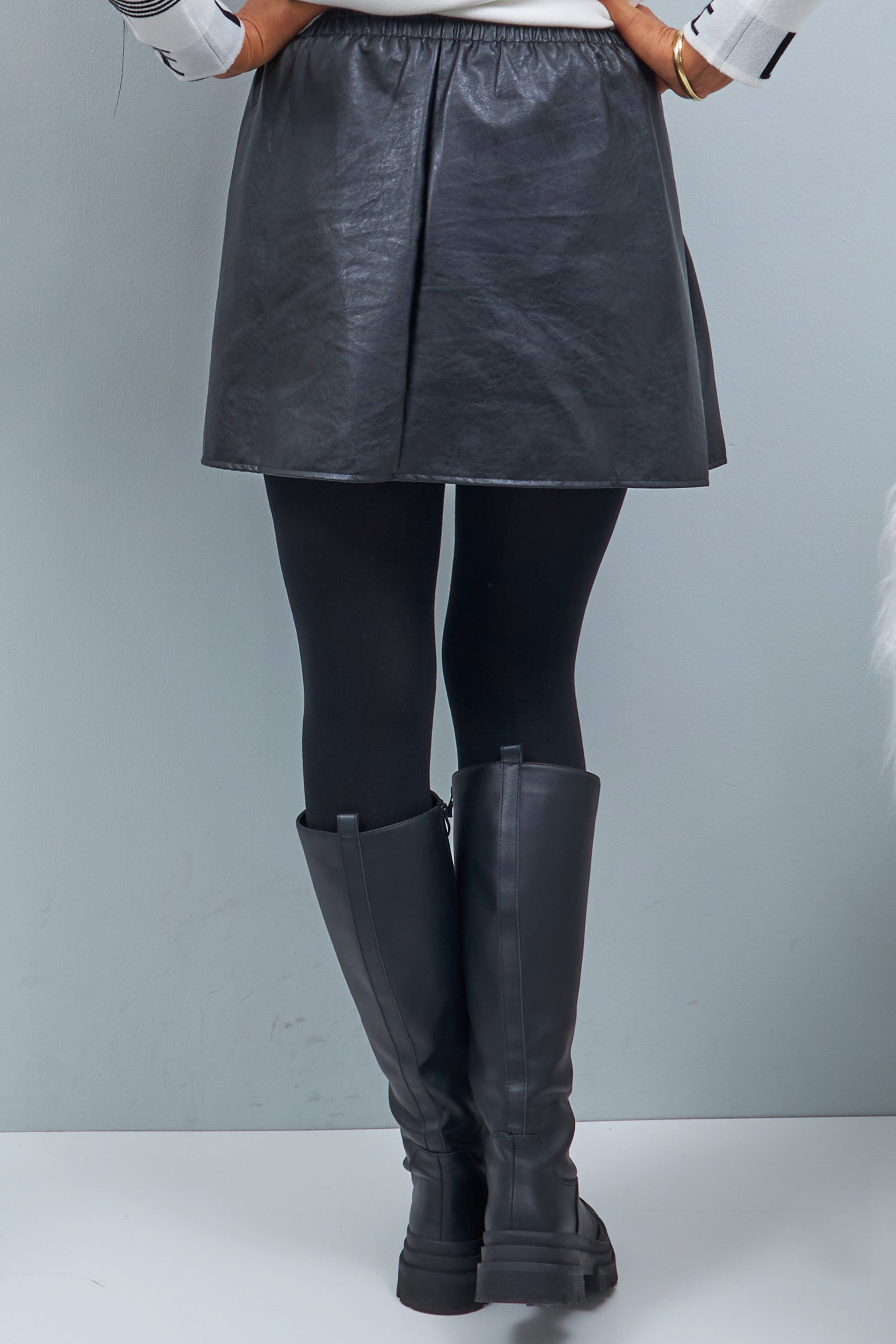 Short leather skirt, black