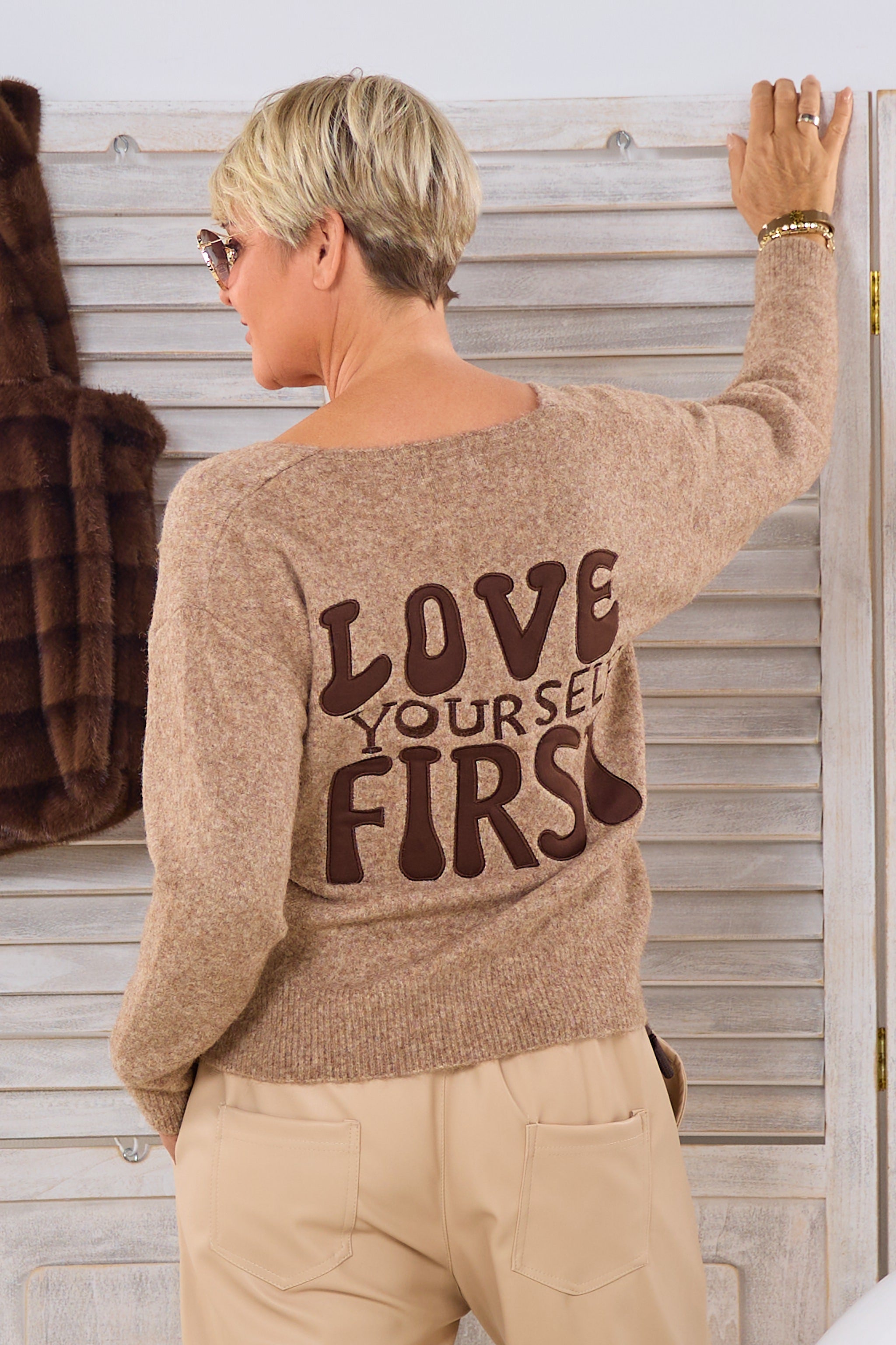 Strickpulli mit V-Ausschnitt und Herz, camel-meliert