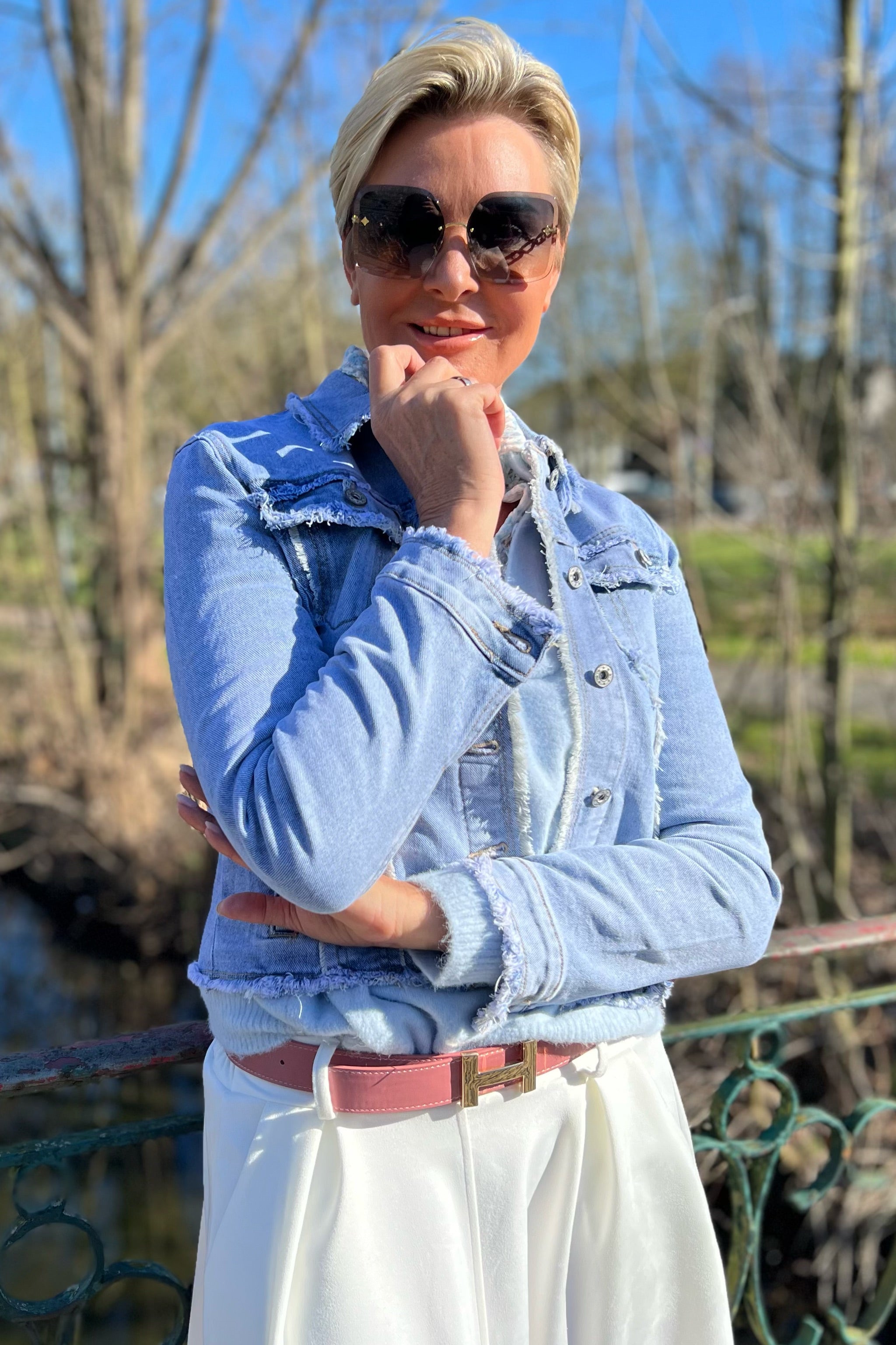 kurze Jeansjacke mit kleinen Fransen, hell denim