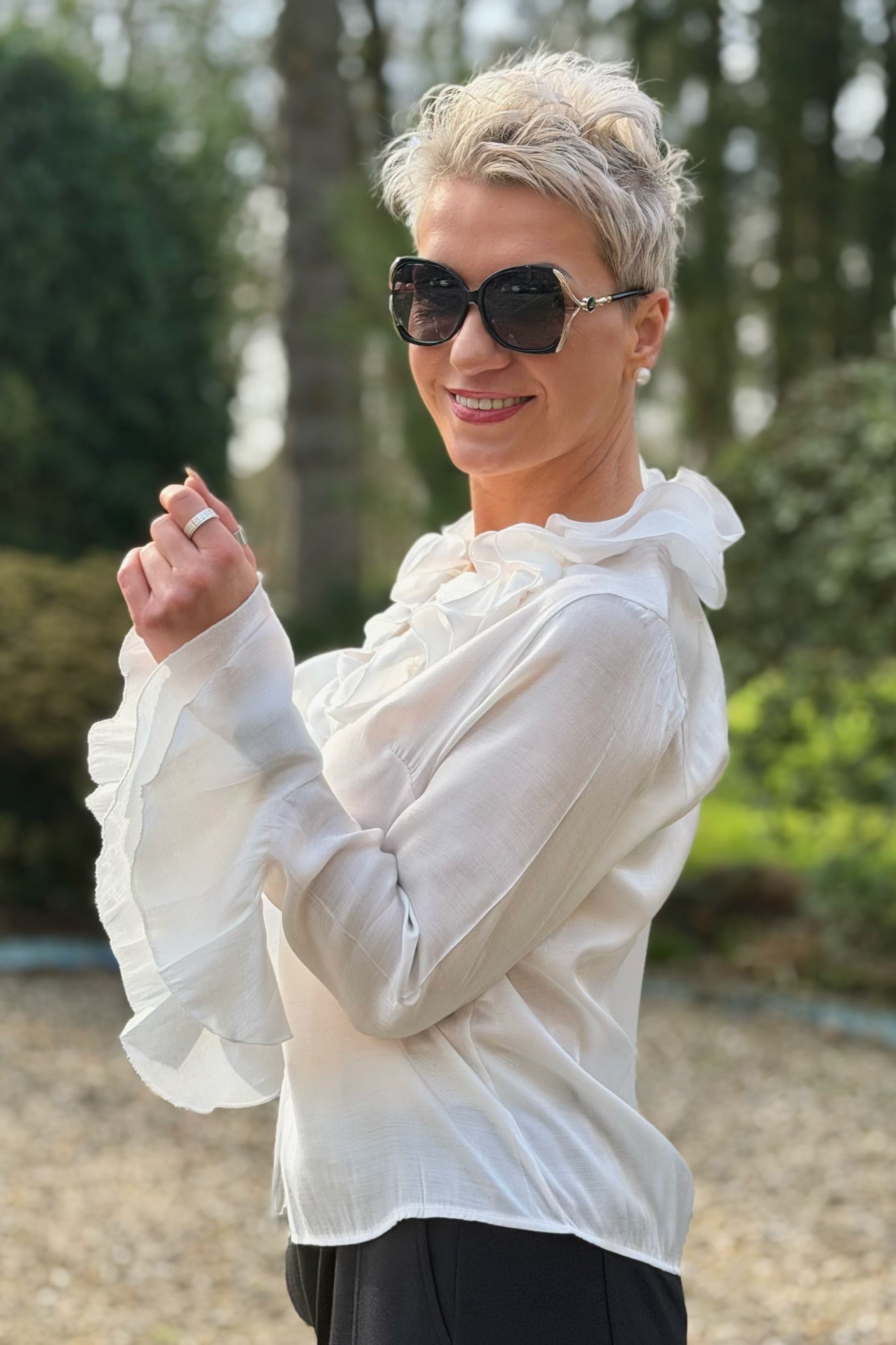 Schimmernde Bluse mit Volants, weiß