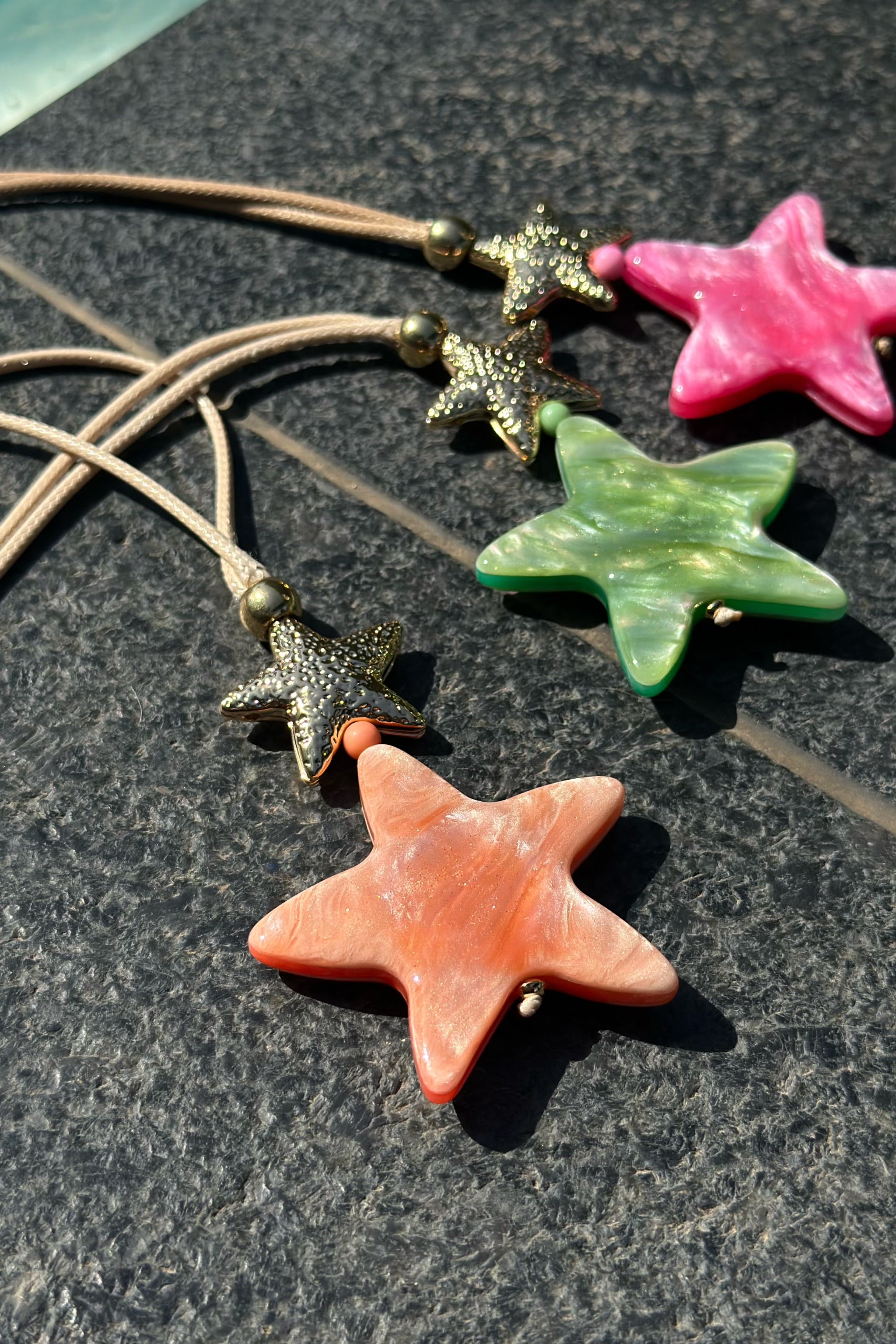 lange Kette mit großem Perlmutt-Stern, beige-orange