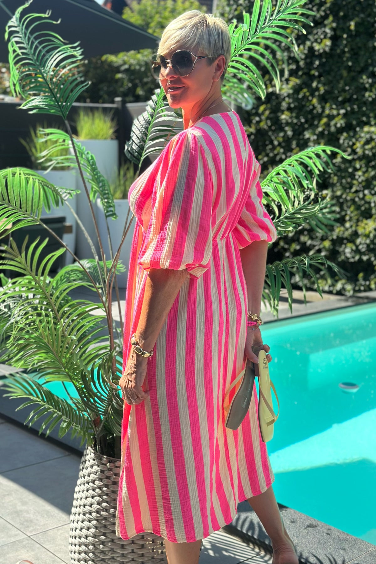 Musselin Kleid mit V-Ausschnitt, pink-gelb