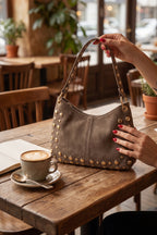 Kleine Tasche mit Nieten, taupe