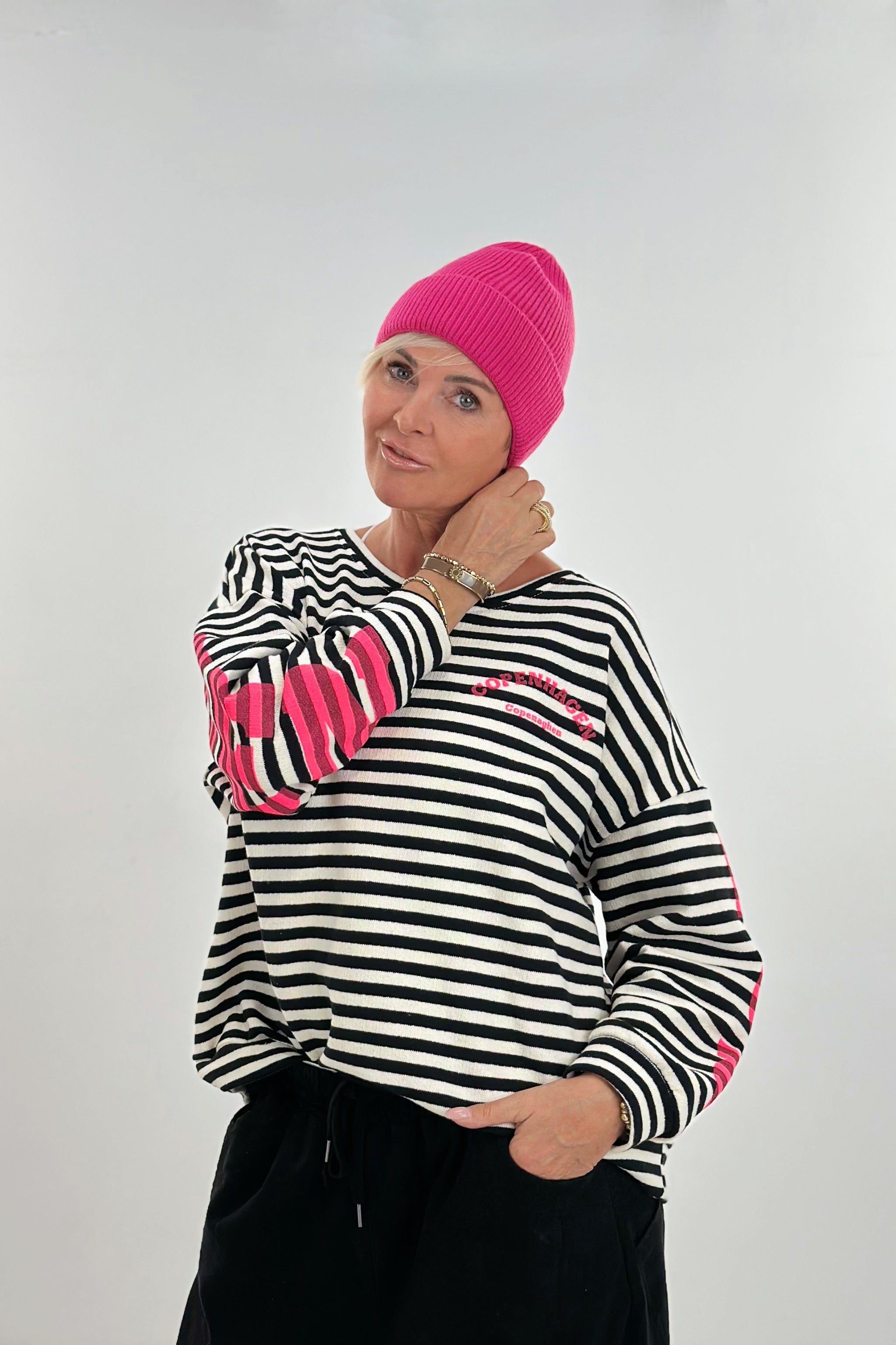 Geringeltes Sweaty mit Schriftzug, schwarz-ecru-pink
