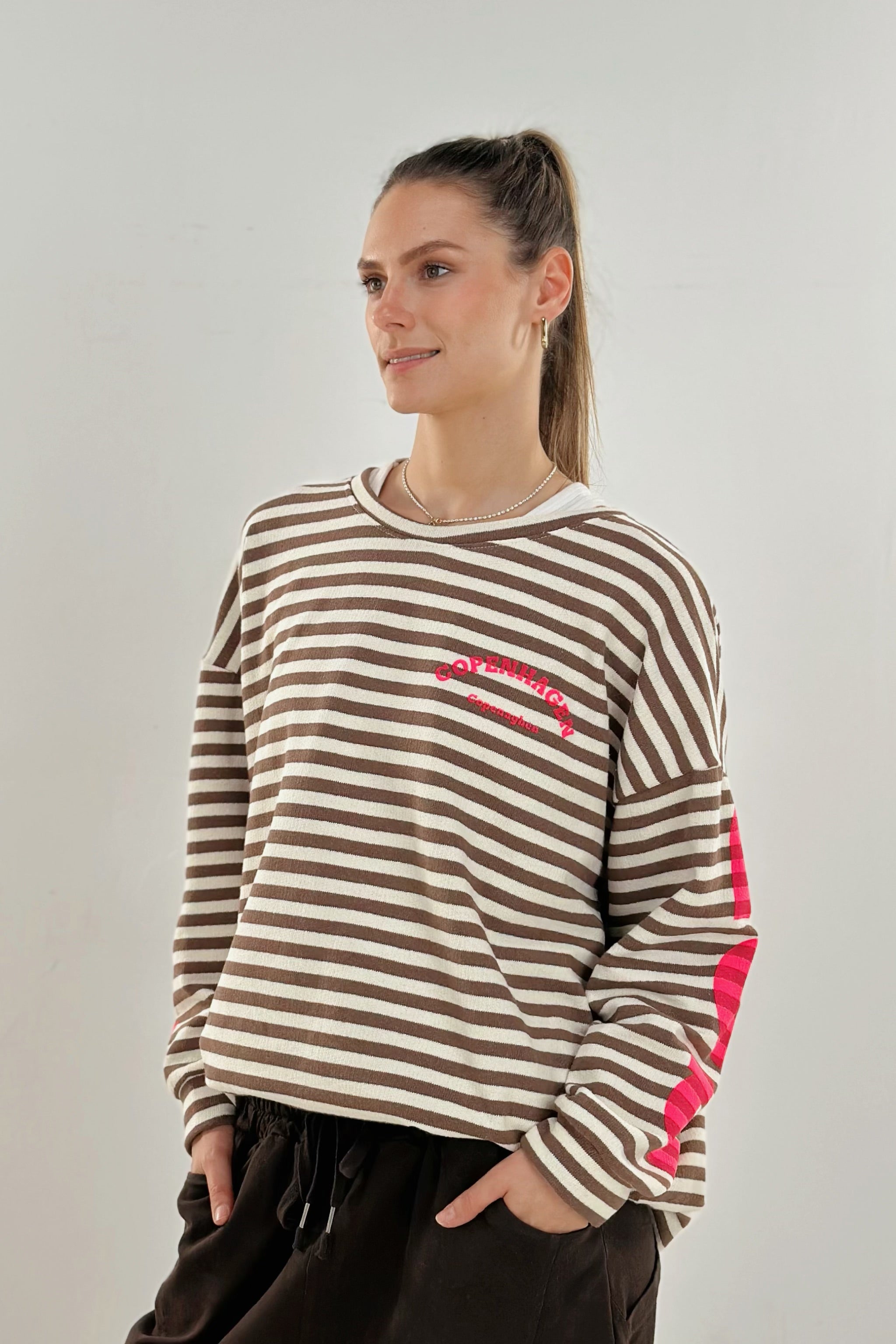 Geringeltes Sweaty mit Schriftzug, taupe-ecru-pink