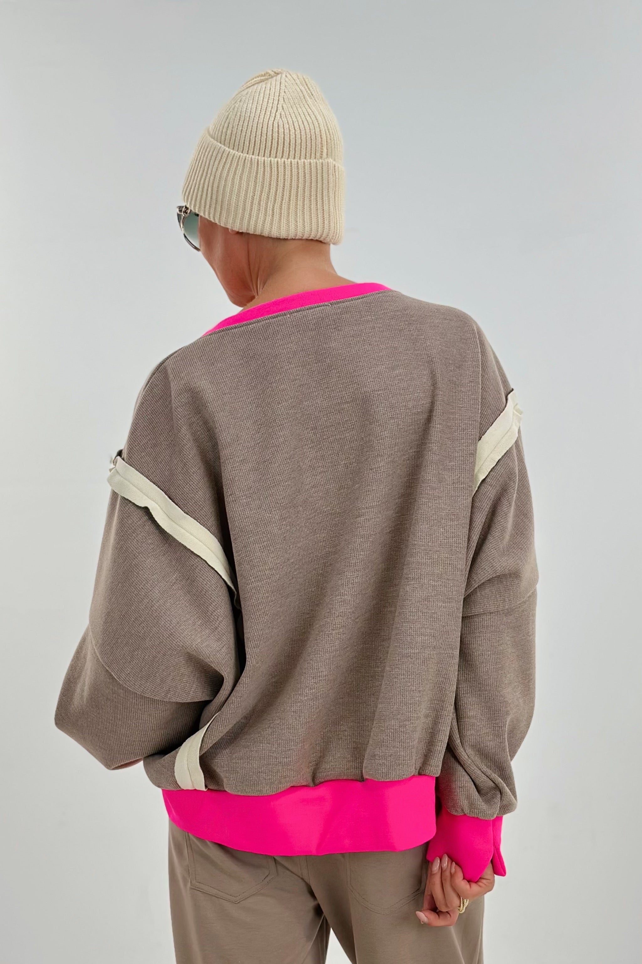 Gefüttertes Sweaty mit außenliegenden Nähten, taupe-neonpink-beige