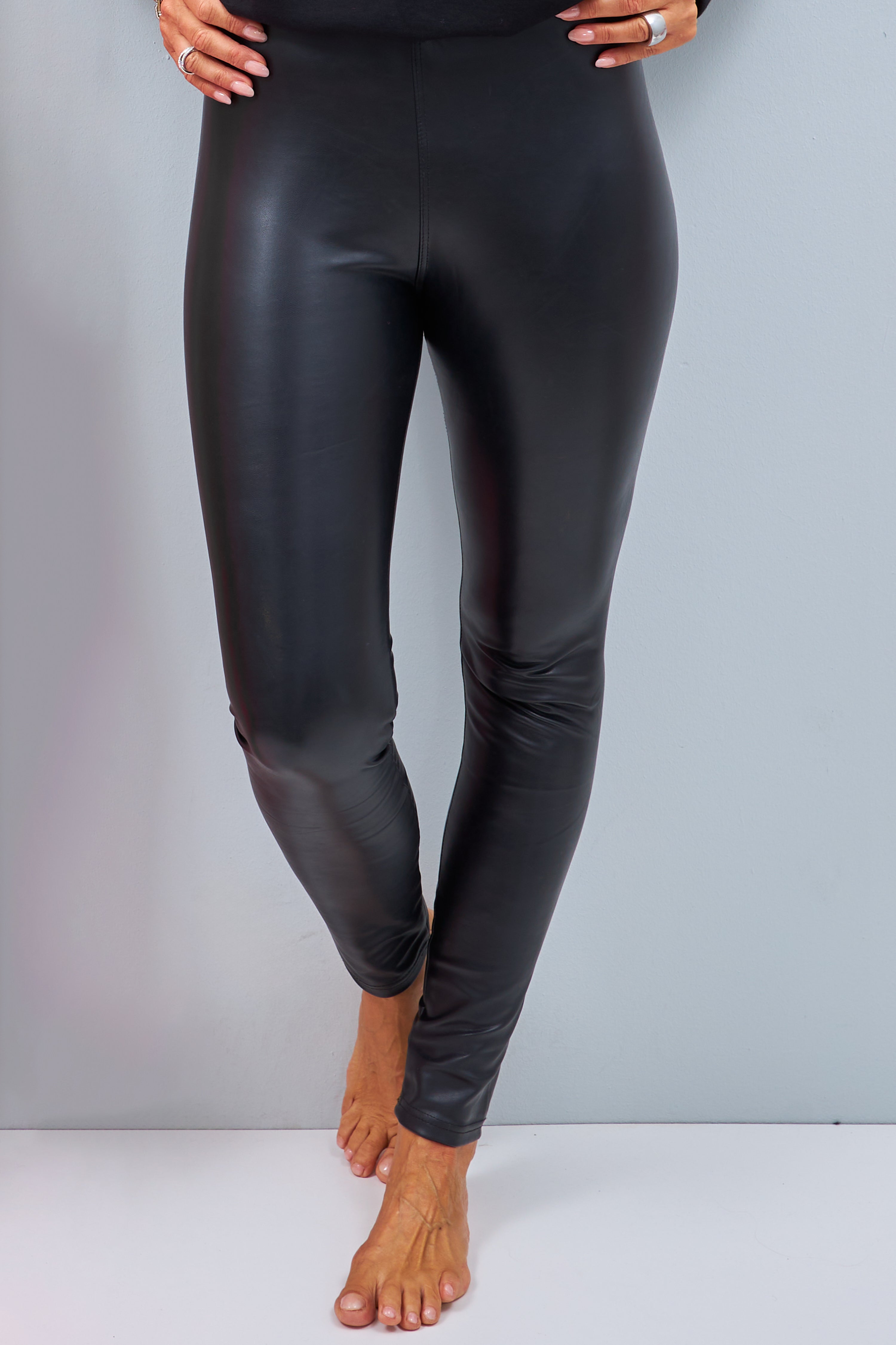 Leather leggings, black