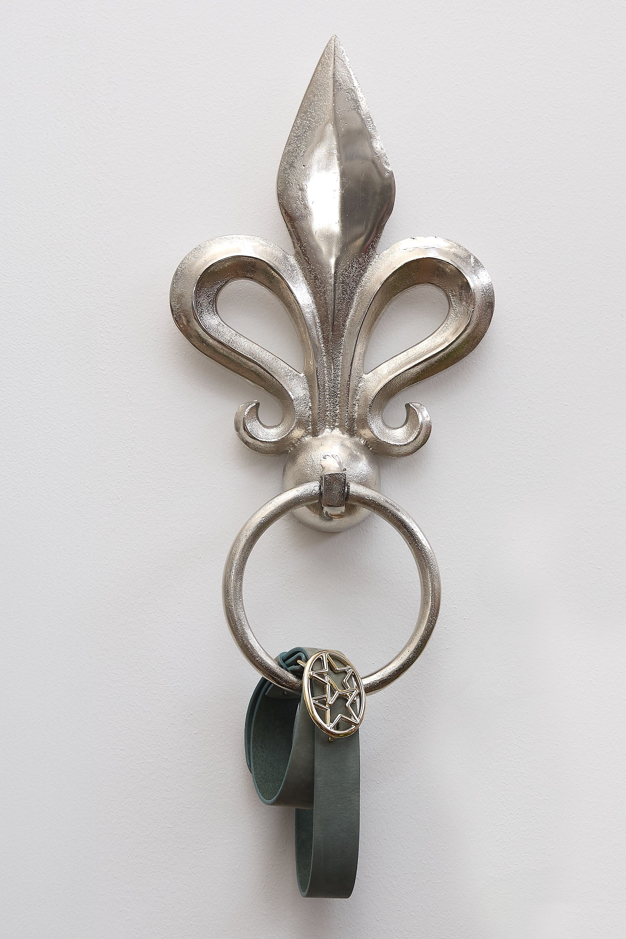 Wall holder/coat rack with lily, silver