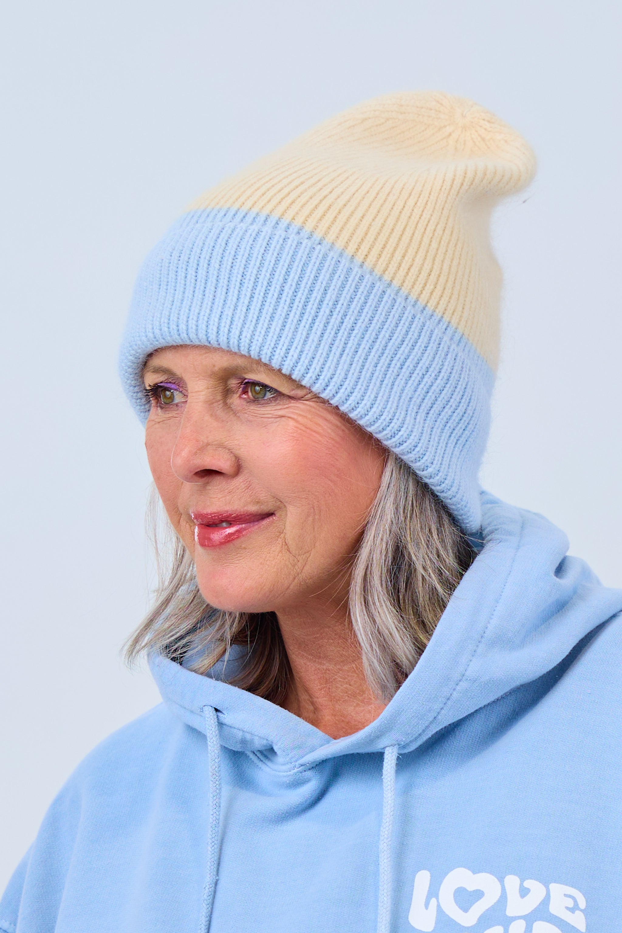 Fluffy hat, cream-light blue