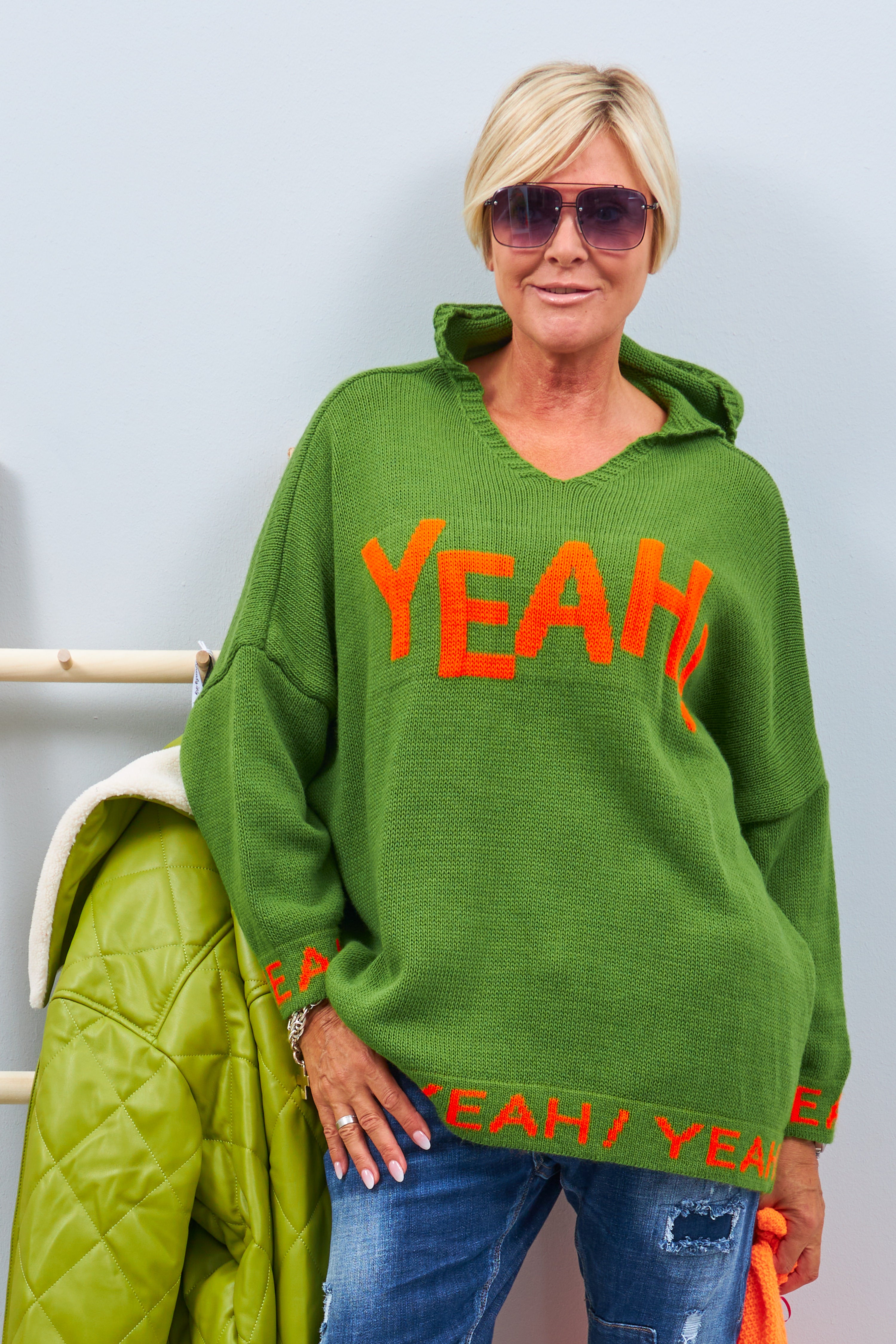 Knitted hoodie with YEAH lettering, green-orange