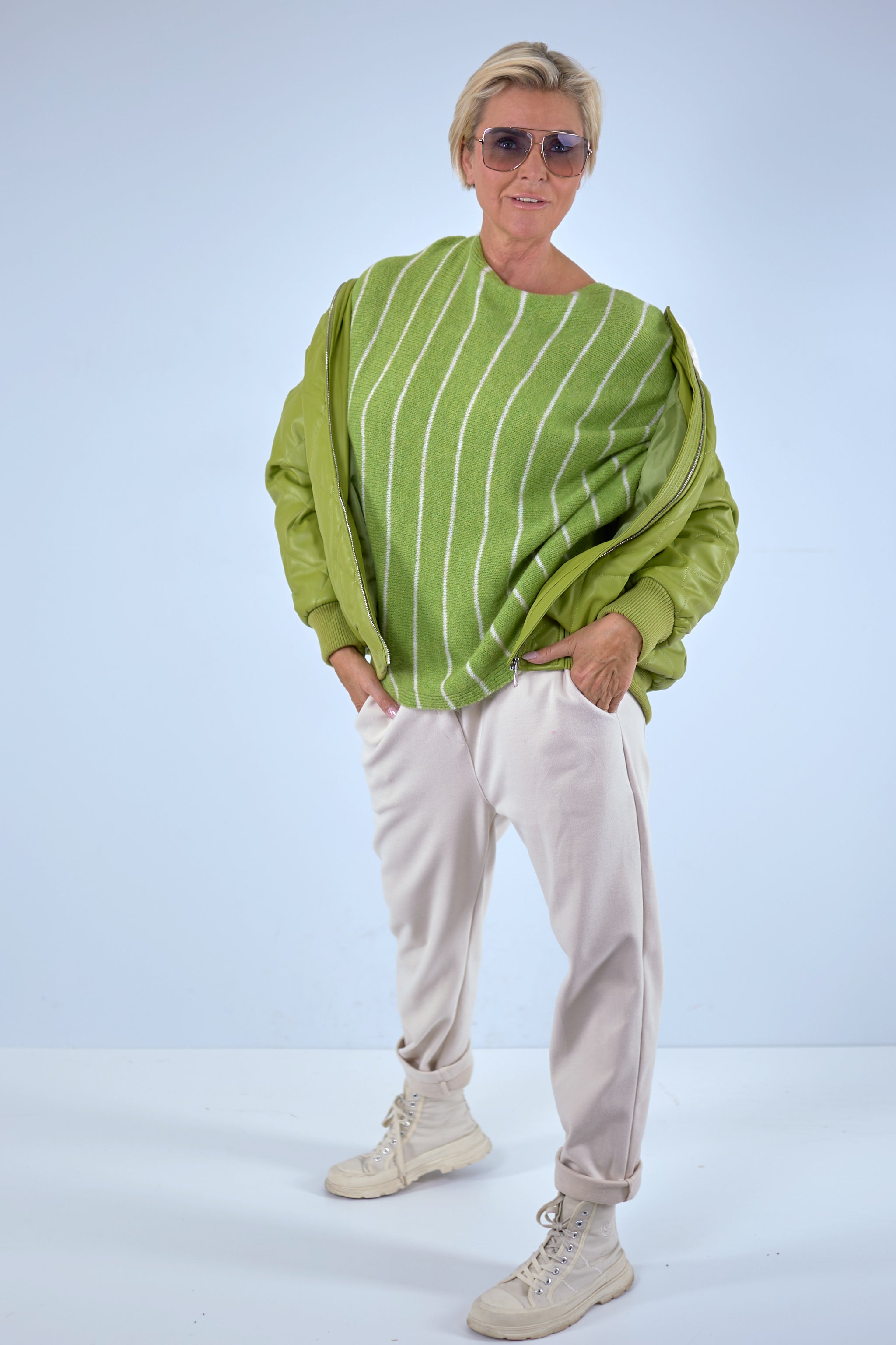 Knitted sweater with batwing sleeves, green-ecru
