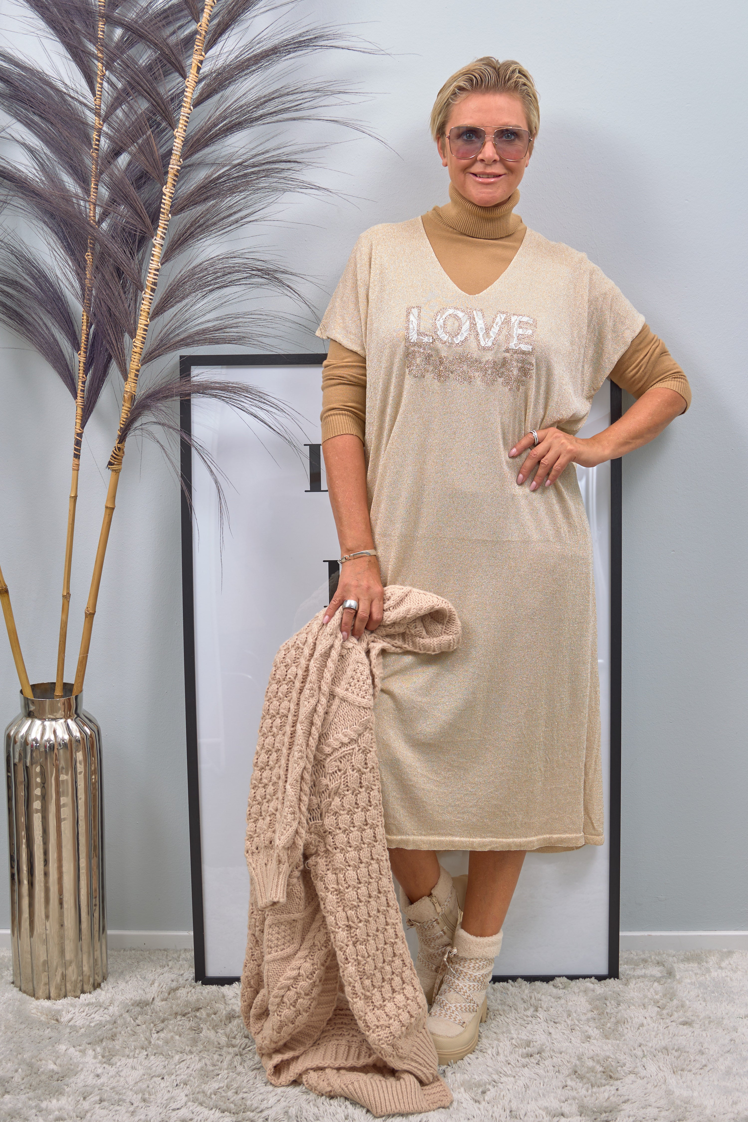 Dress with slit and chest print, beige-gold