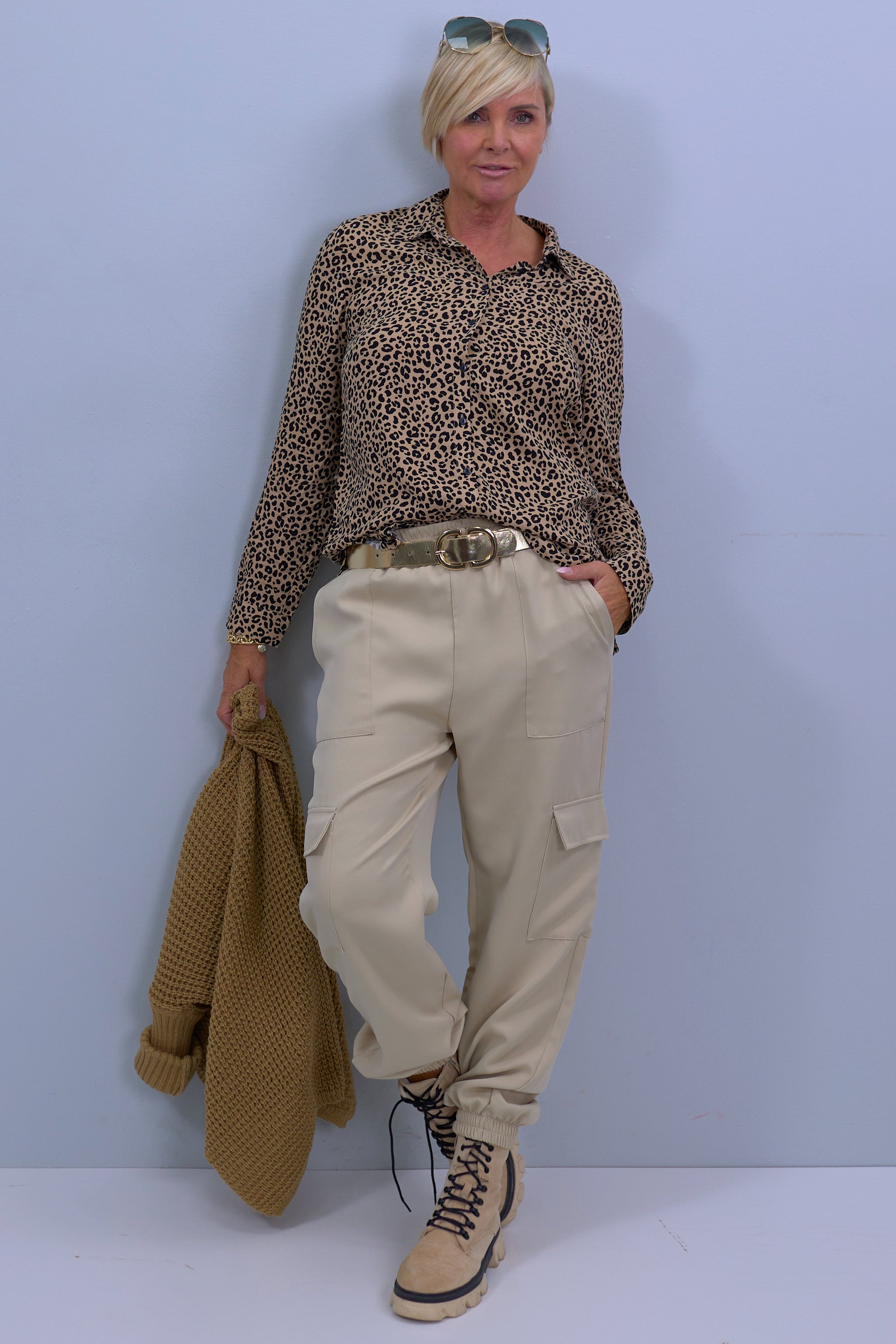 Blouse with leo pattern, black-taupe