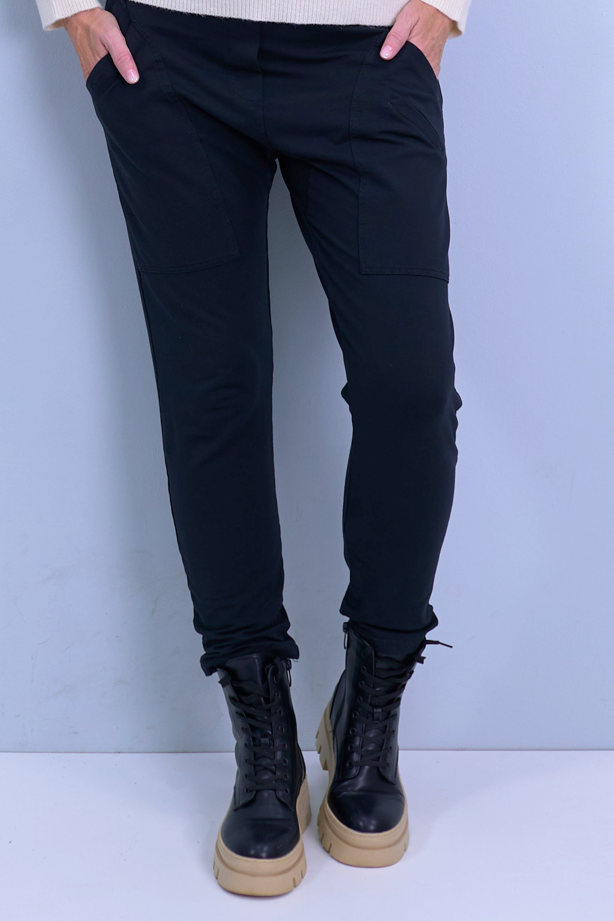Jog pants with large pockets, black