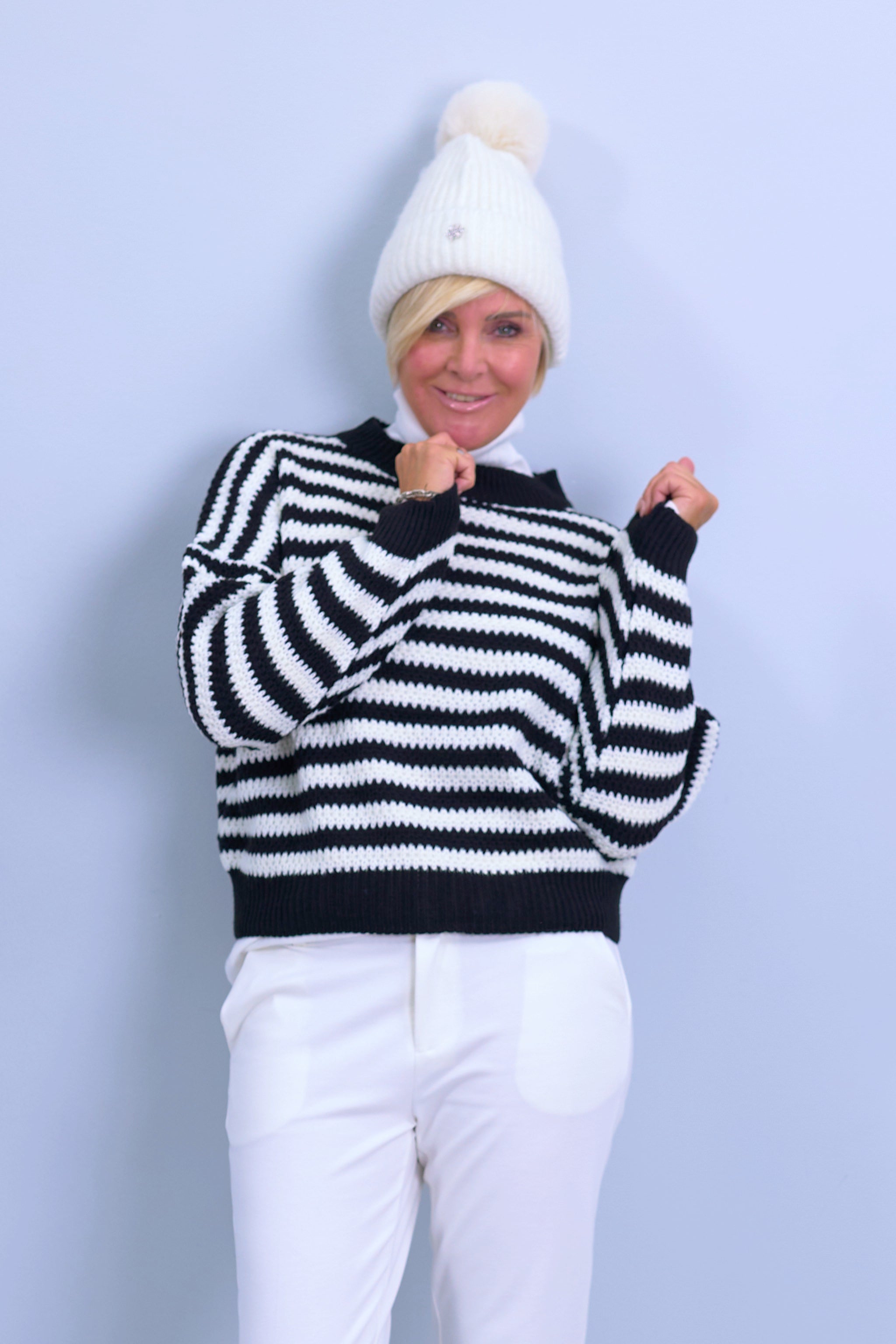 Short knit sweater, black-white