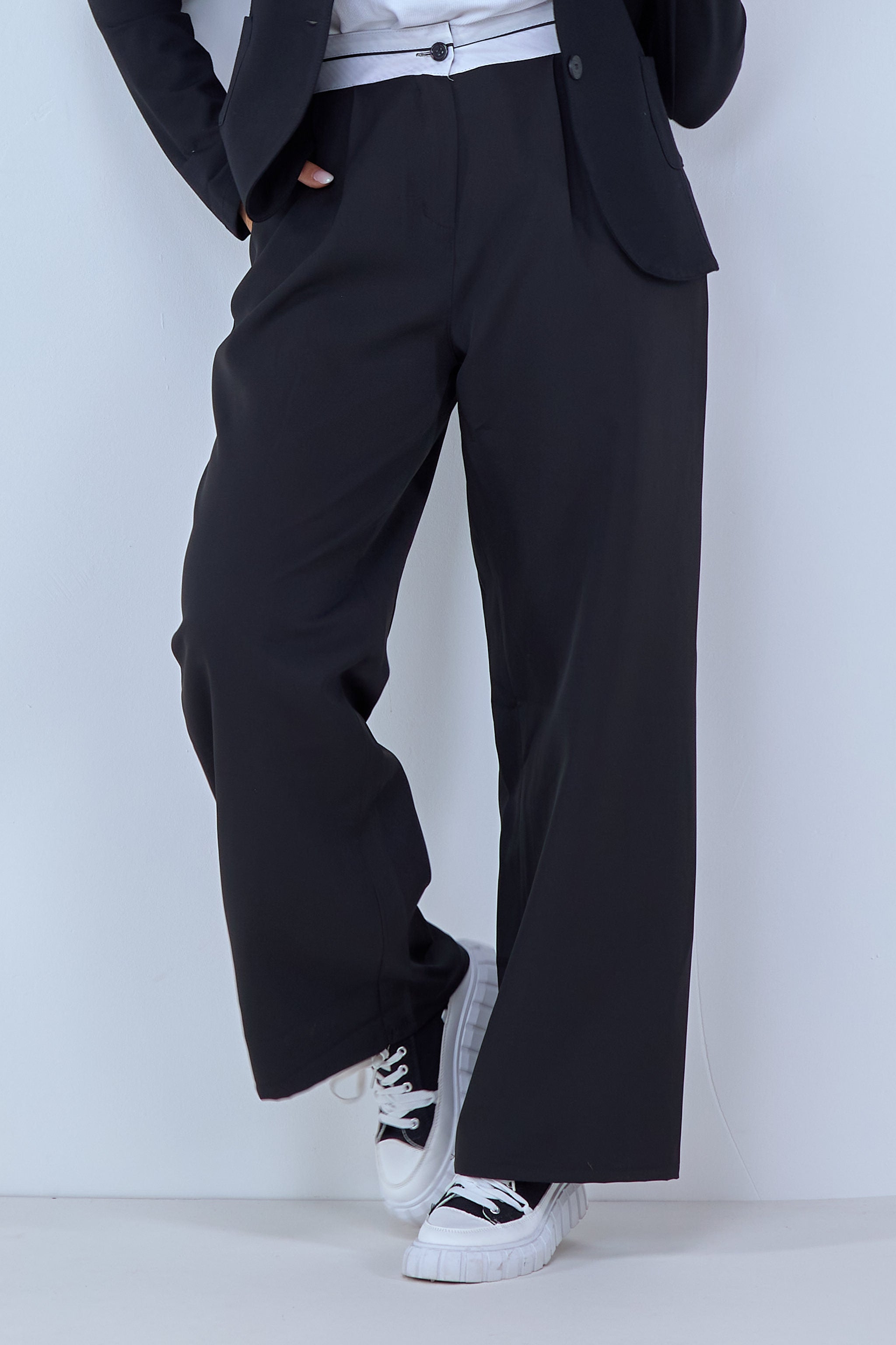 schwarze Bundfaltenhose mit weißem Bund von Trends & Lifestyle Deutschland GmbH