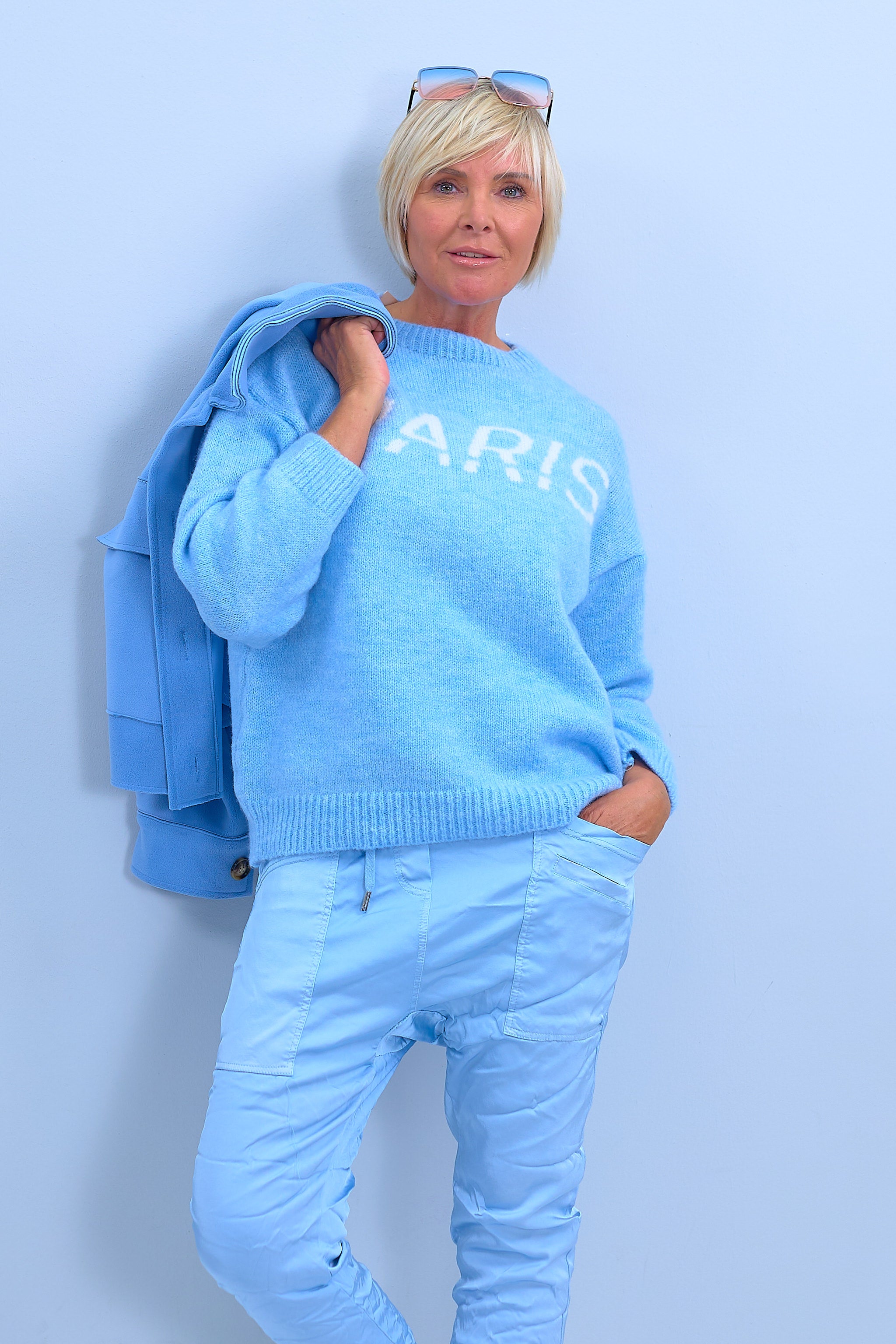Knitted sweater with knitted lettering, light blue-ecru