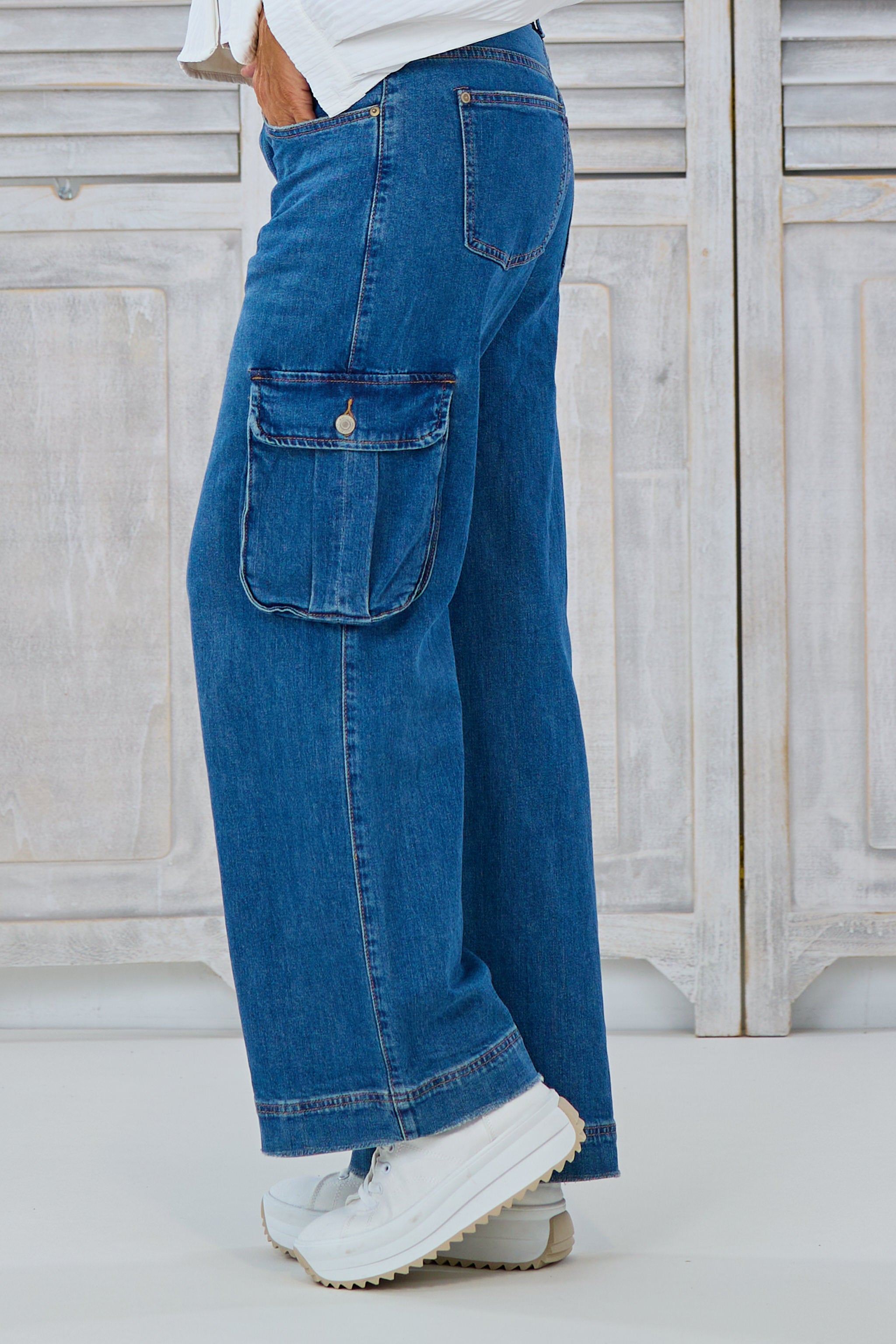 Highwaist Jeans mit Cargo Taschen, denim