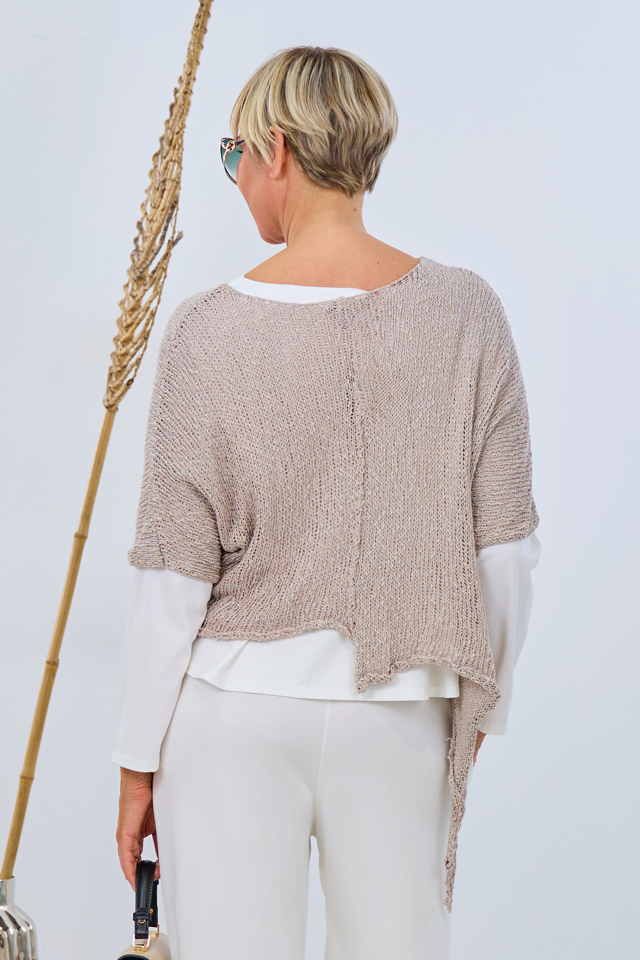 Asymmetrischer, leichter Strickpulli, stein