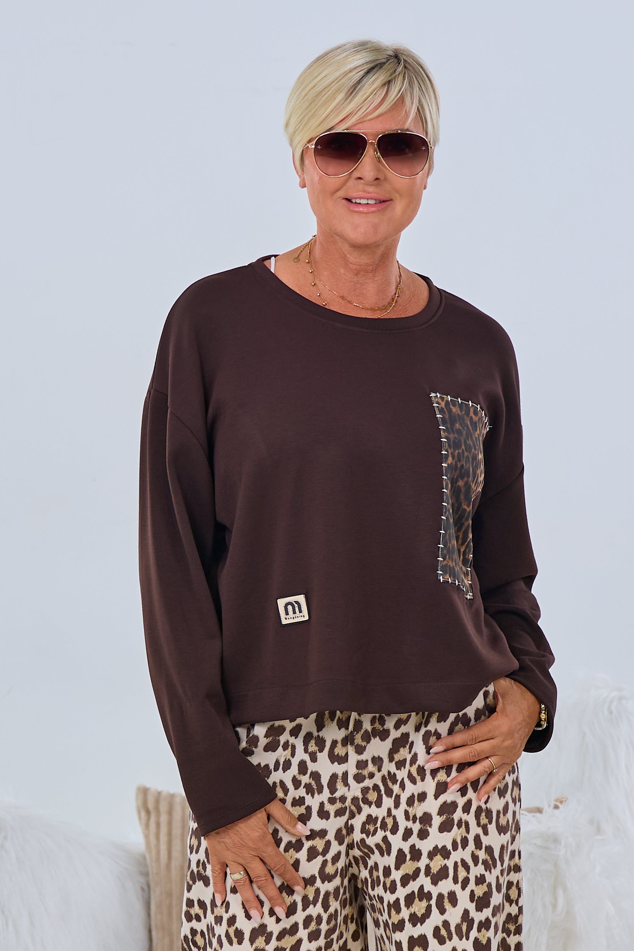 Cozy Shirt mit Leo-Aufnäher, dunkelbraun