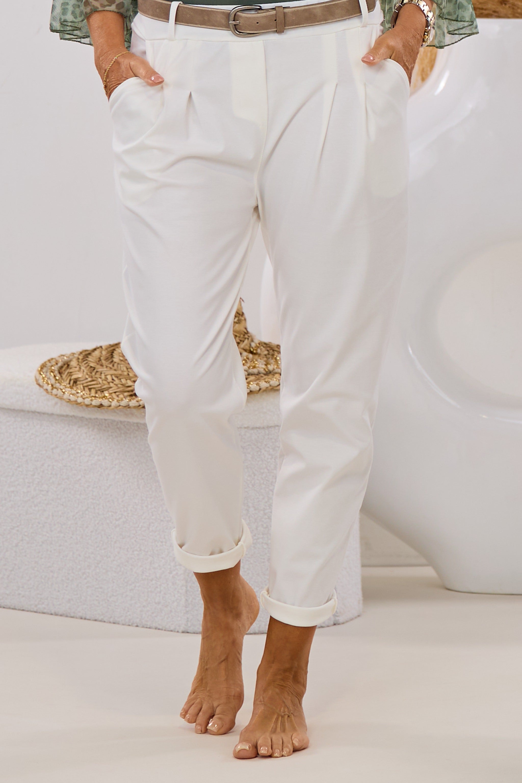Hose mit Bundfalten und Gürtel, ecru