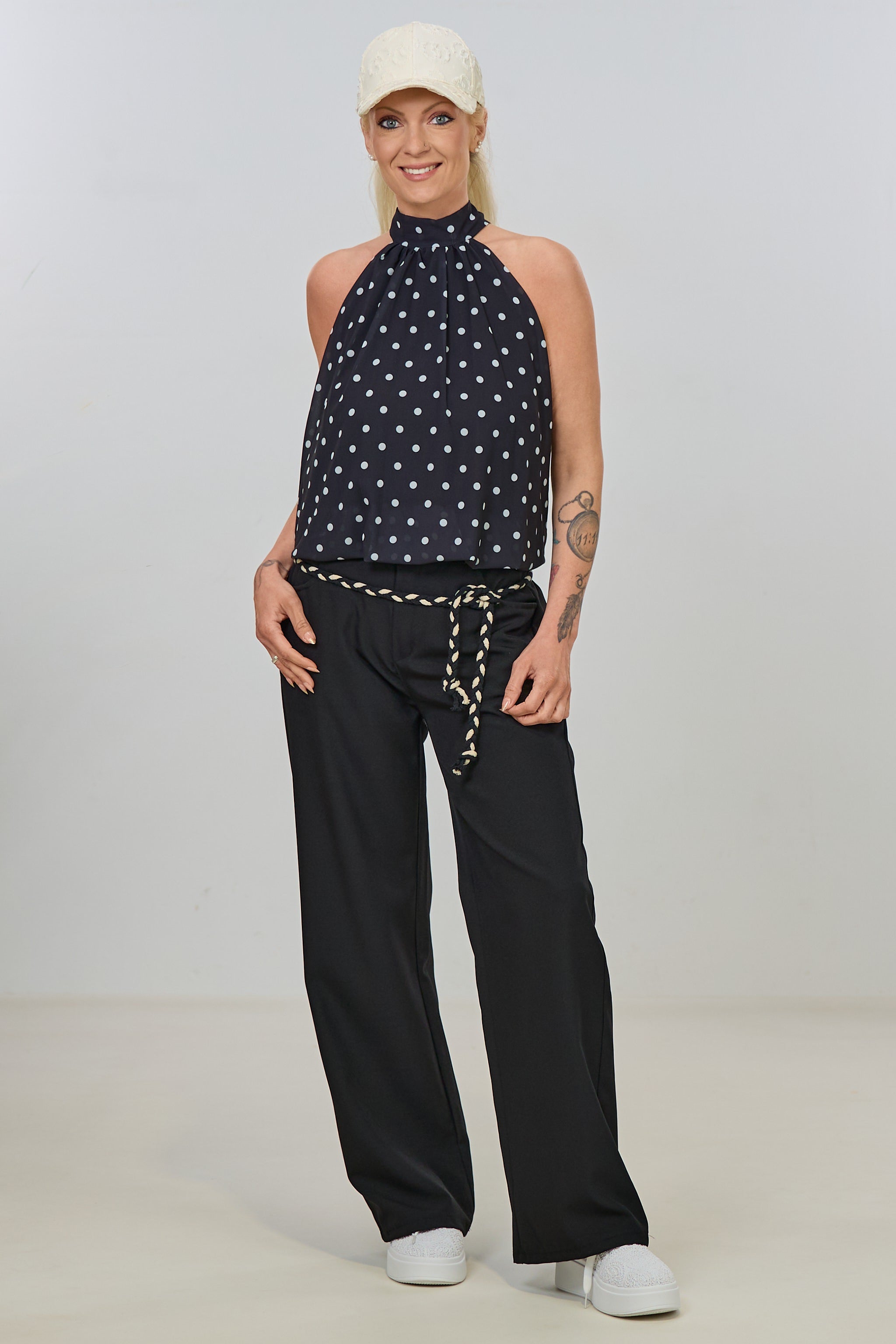 Feine Hose mit geflochtenem Bindegürtel, schwarz-creme