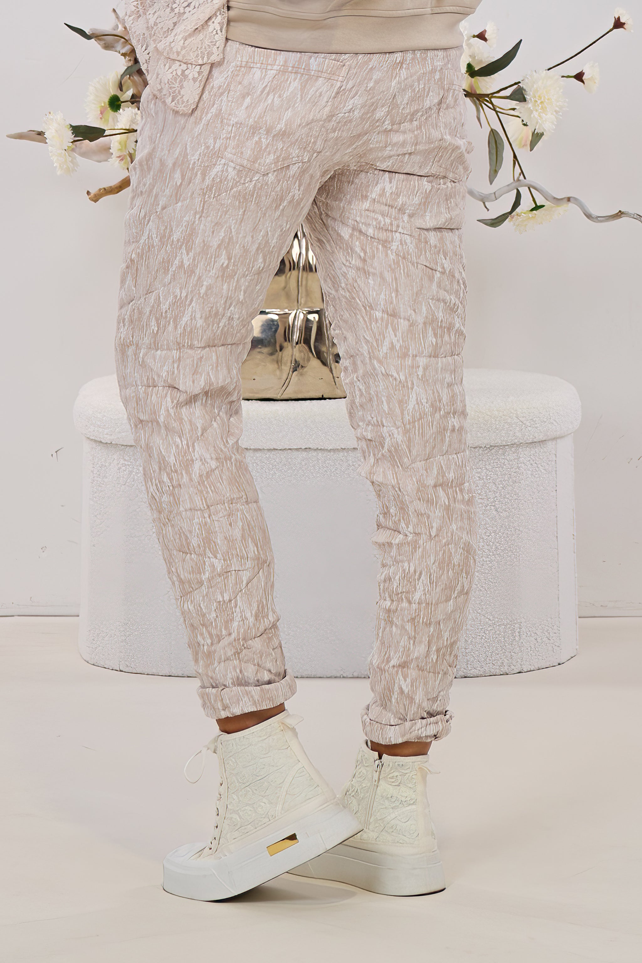 Hose mit Kordelzug im Knitterlook, beige-weiß