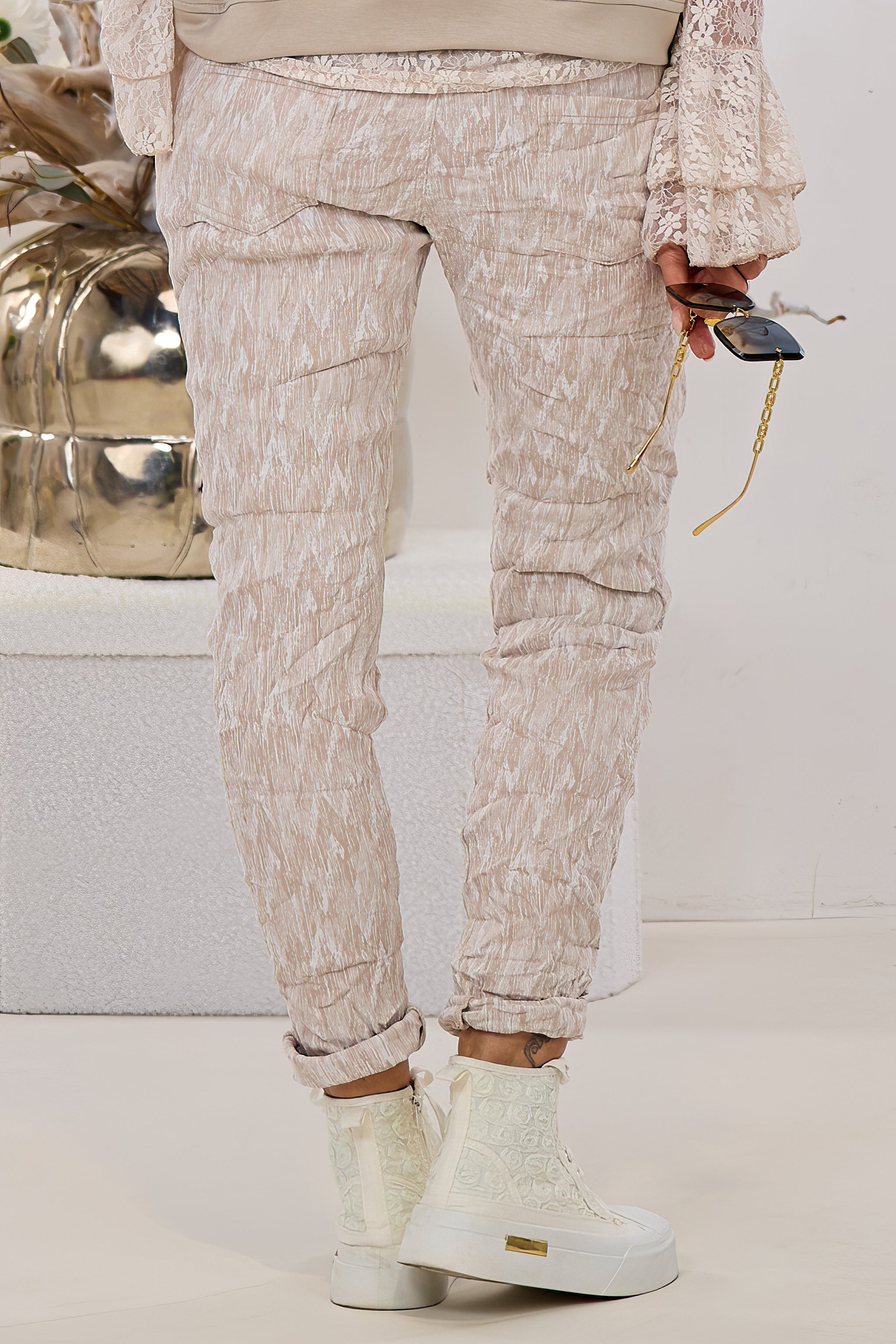 Hose mit Kordelzug im Knitterlook, beige-weiß