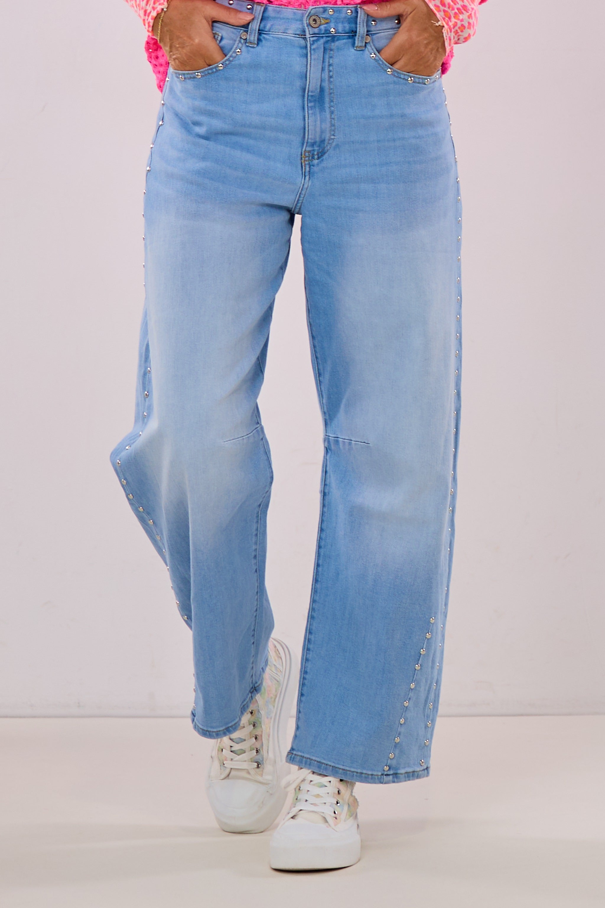 Jeans mit Nieten und Herzen, hellblau-silber