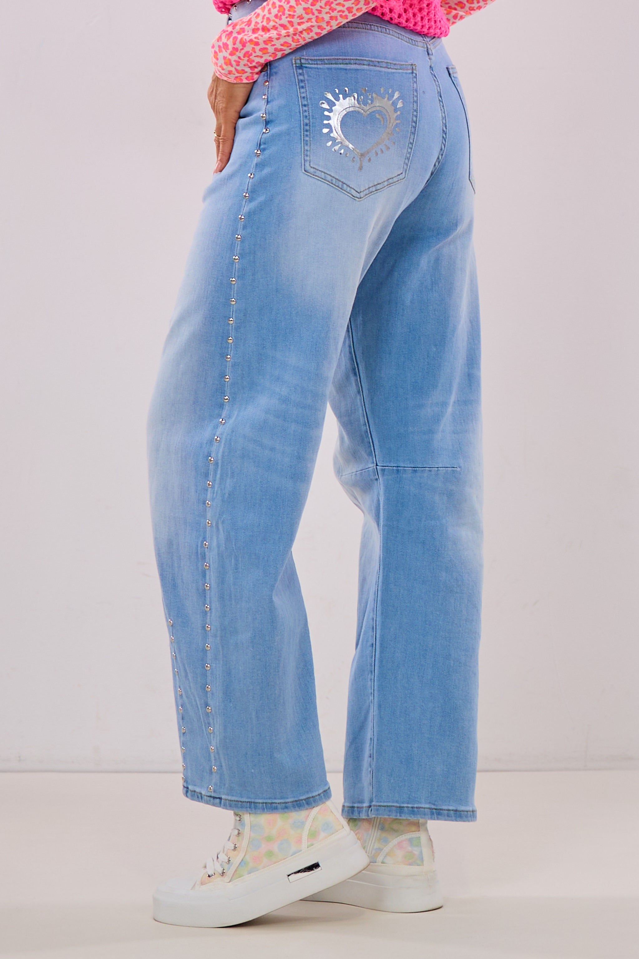 Jeans mit Nieten und Herzen, hellblau-silber