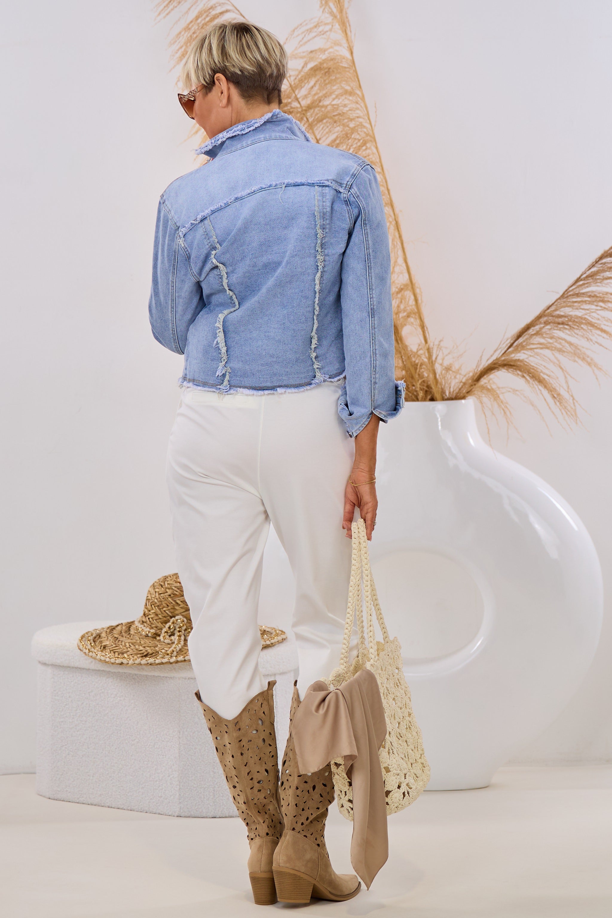 kurze Jeansjacke mit kleinen Fransen, hell denim