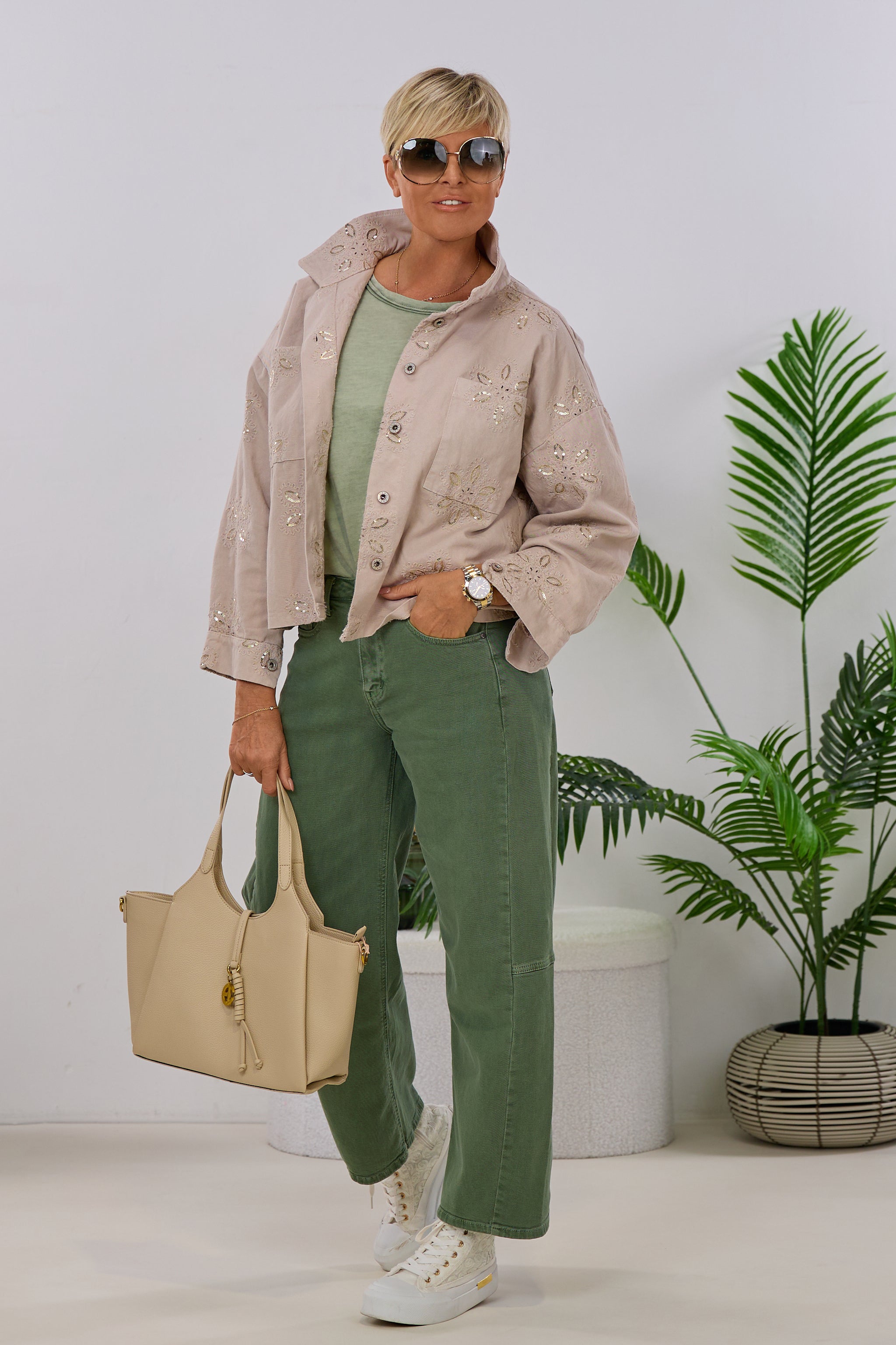Jeans Hemdjacke mit aufgestickten Blüten, beige