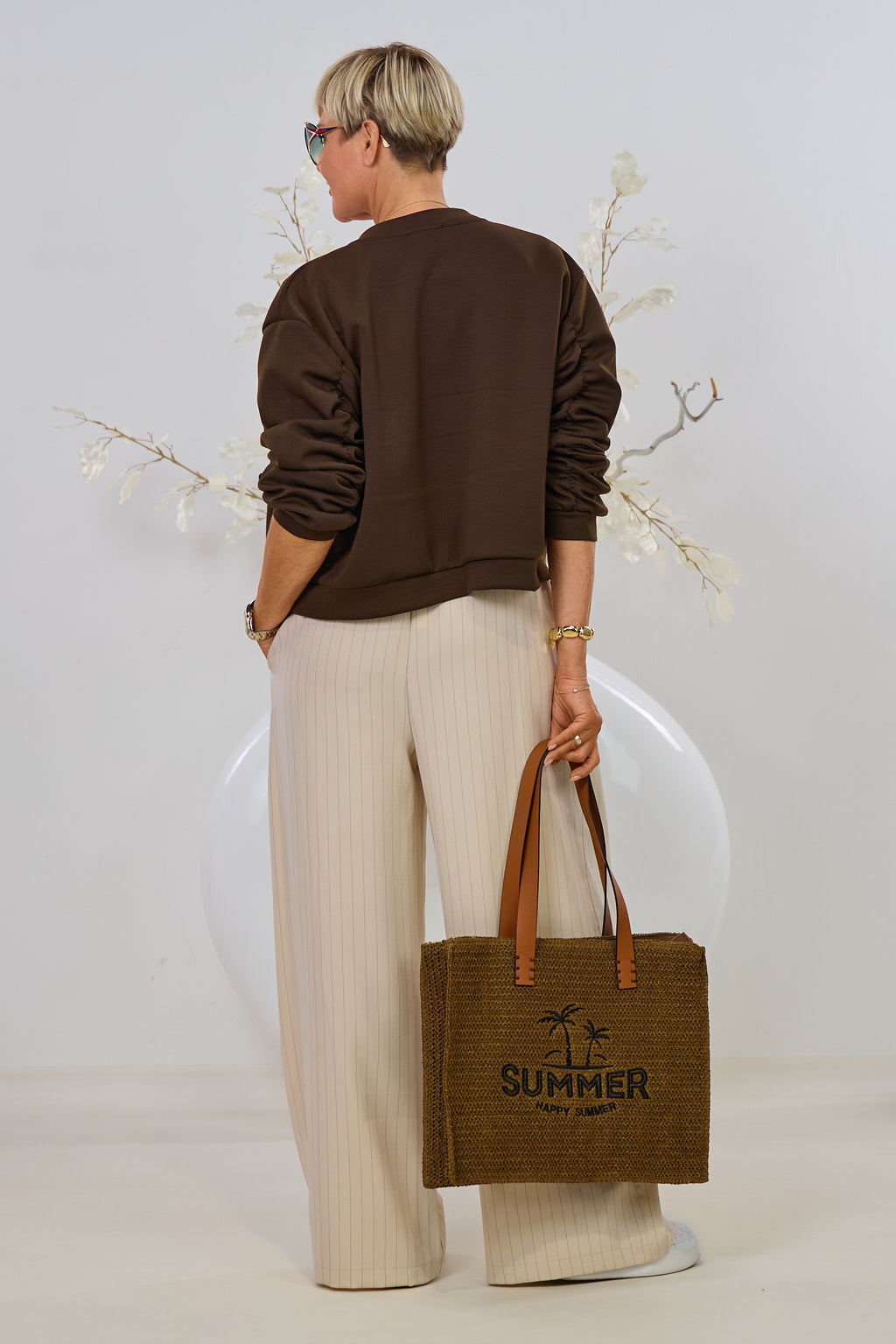 Nadelstreifen Hose mit besonderer Gürtelschlaufe, beige